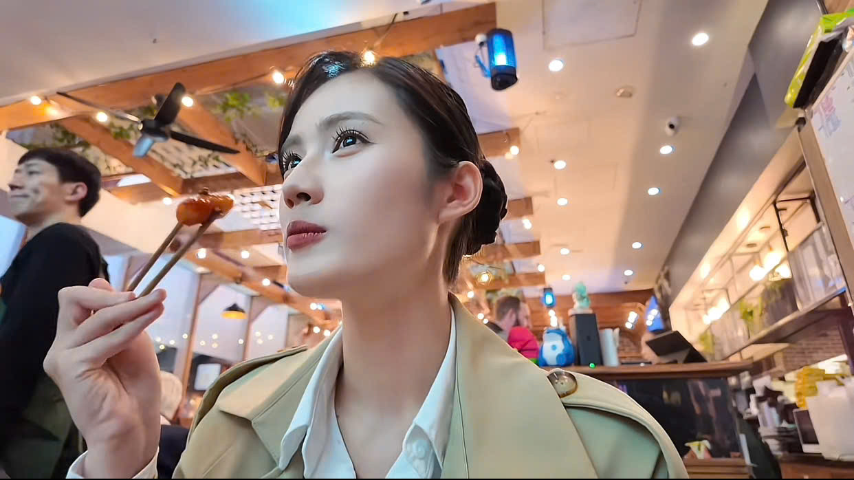 Ý Nhi dát lên người cả trăm triệu sau khi bị soi đi du học tiết kiệm toàn mặc lại đồ cũ