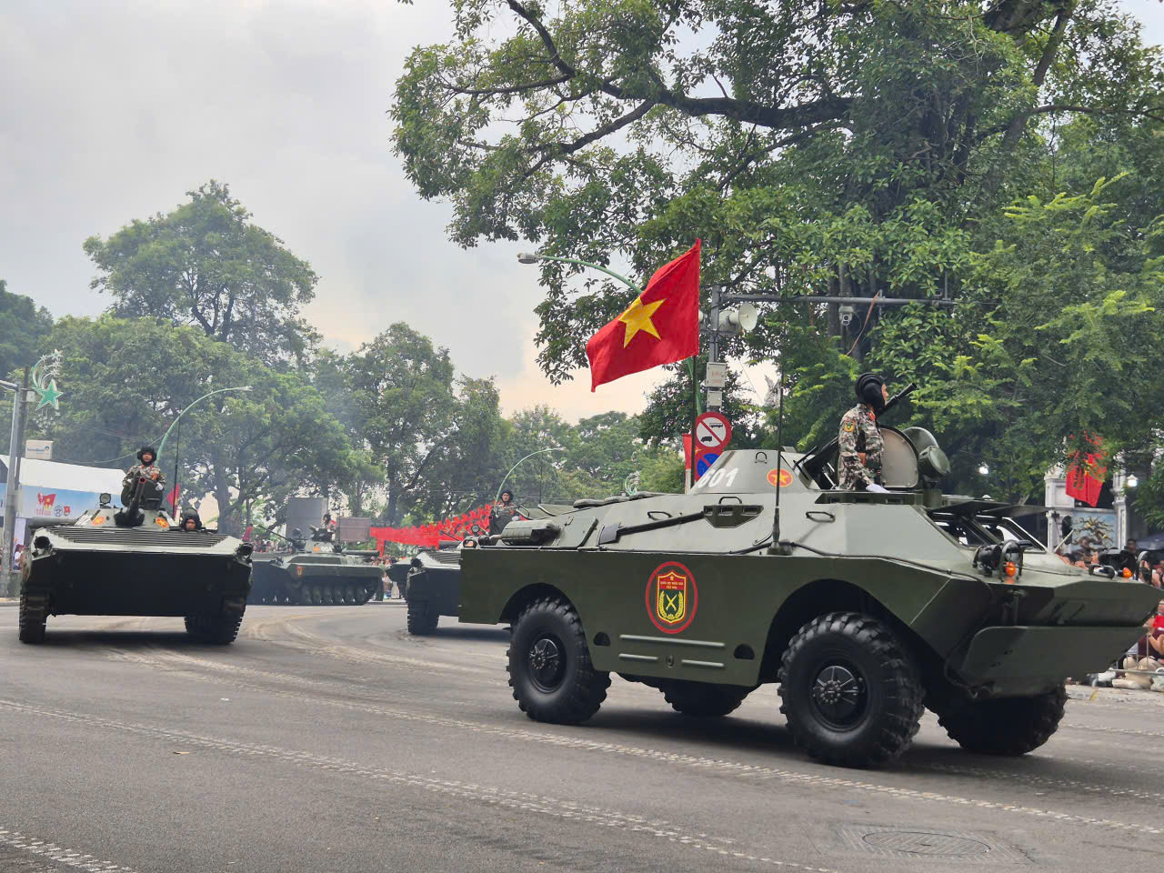 Chiến sĩ A80 'thả tim', vẫy tay chào người dân chờ xem sơ duyệt diễu binh - 12