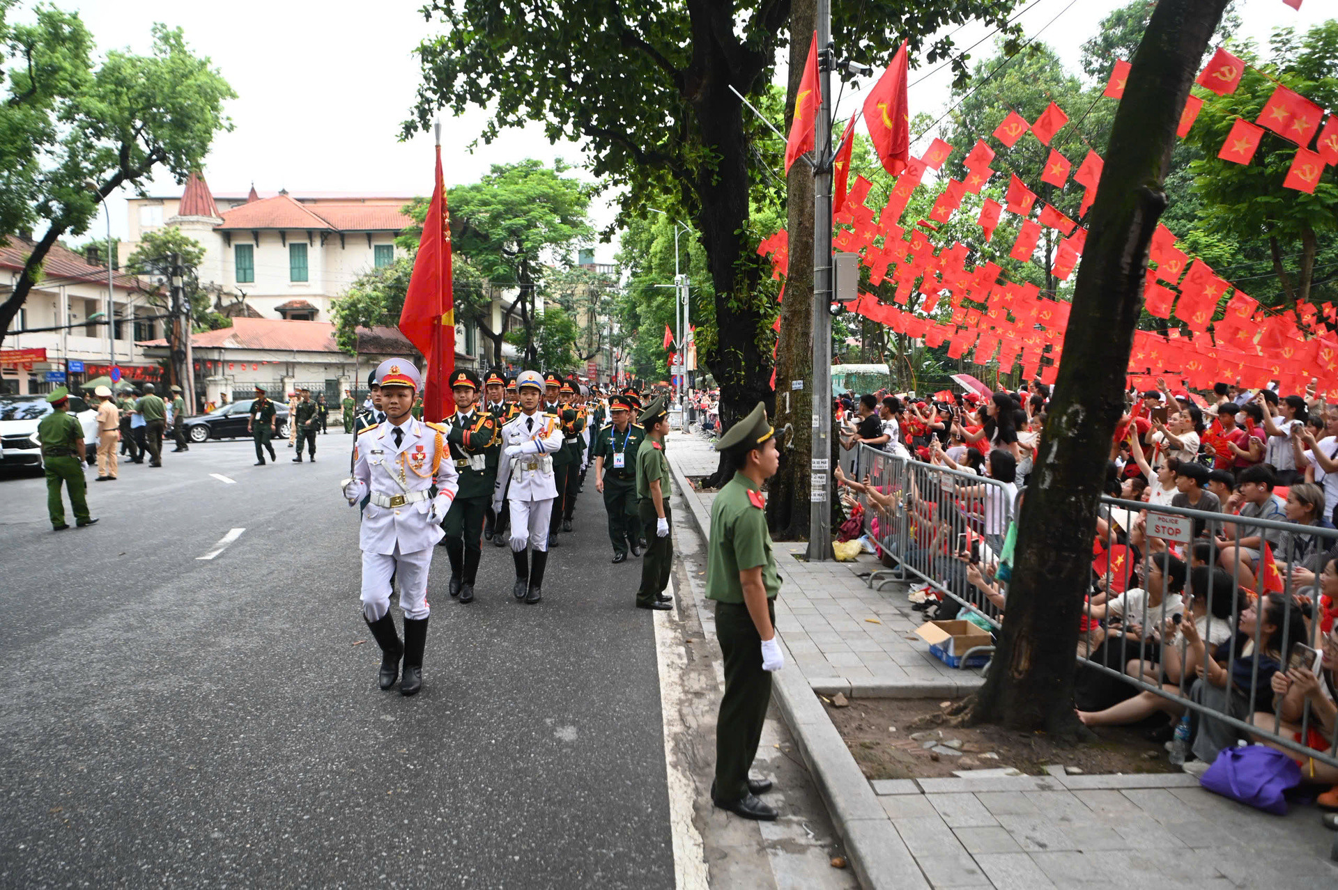 Chiến sĩ A80 'thả tim', vẫy tay chào người dân chờ xem sơ duyệt diễu binh - 1