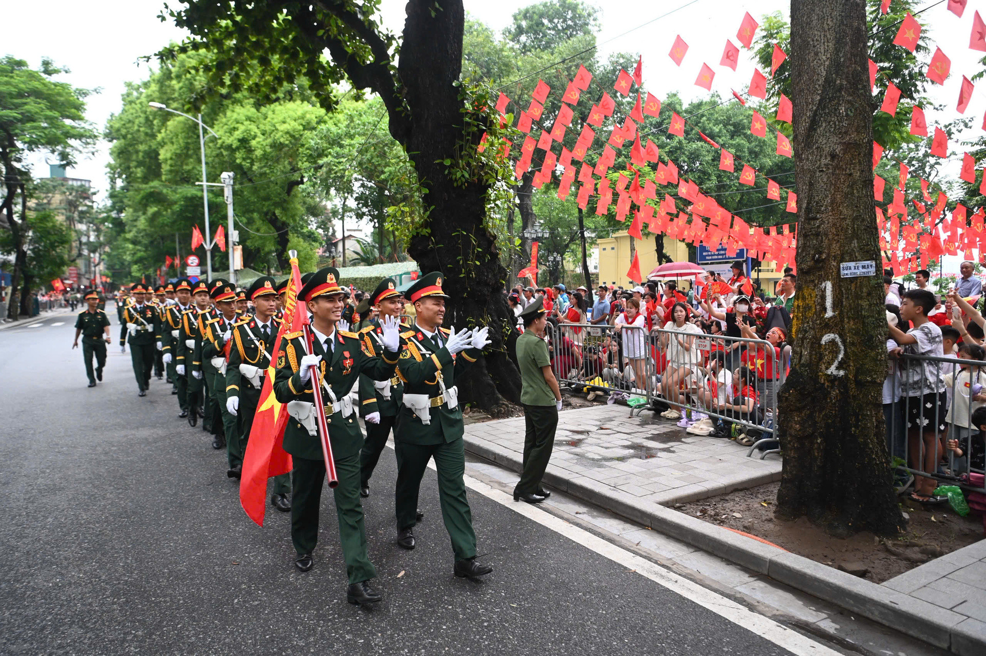 Chiến sĩ A80 'thả tim', vẫy tay chào người dân chờ xem sơ duyệt diễu binh - 5