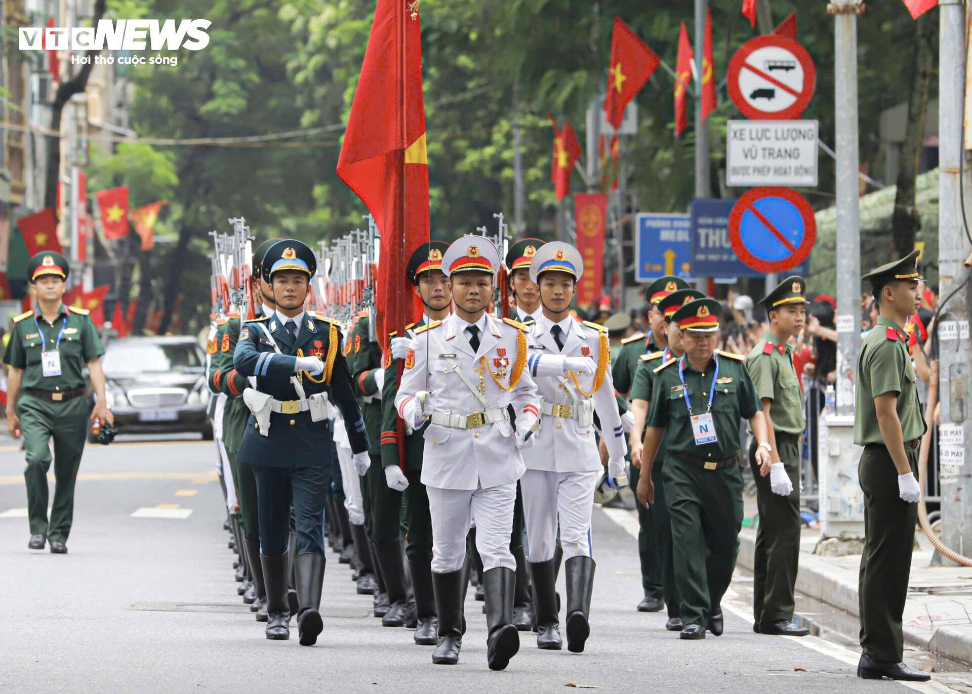Chiến sĩ A80 'thả tim', vẫy tay chào người dân chờ xem sơ duyệt diễu binh - 6