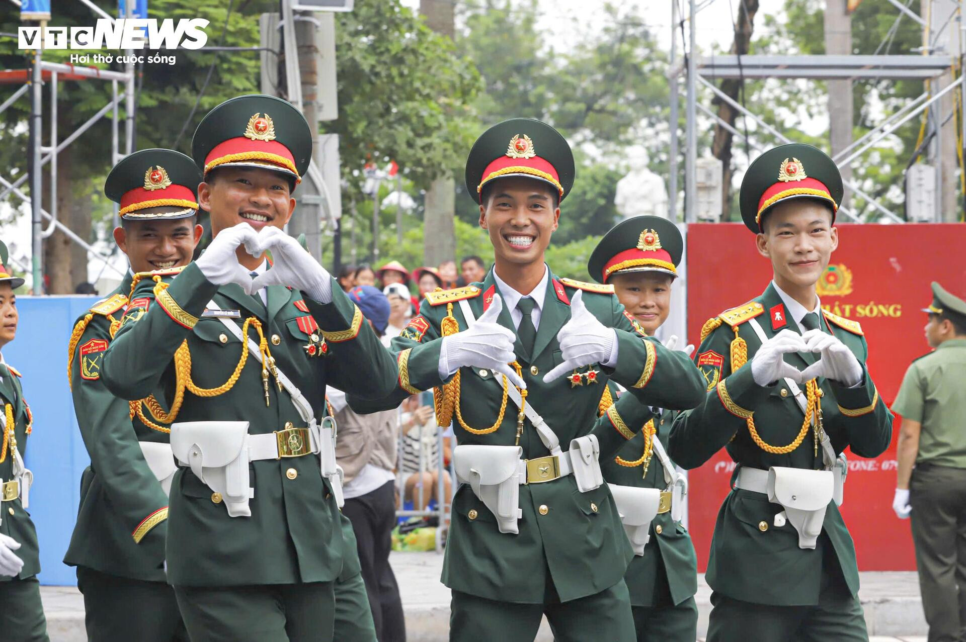 Chiến sĩ A80 'thả tim', vẫy tay chào người dân chờ xem sơ duyệt diễu binh - 8