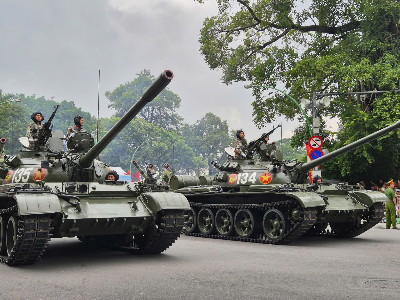 Chiến sĩ A80 'thả tim', vẫy tay chào người dân chờ xem sơ duyệt diễu binh - 11