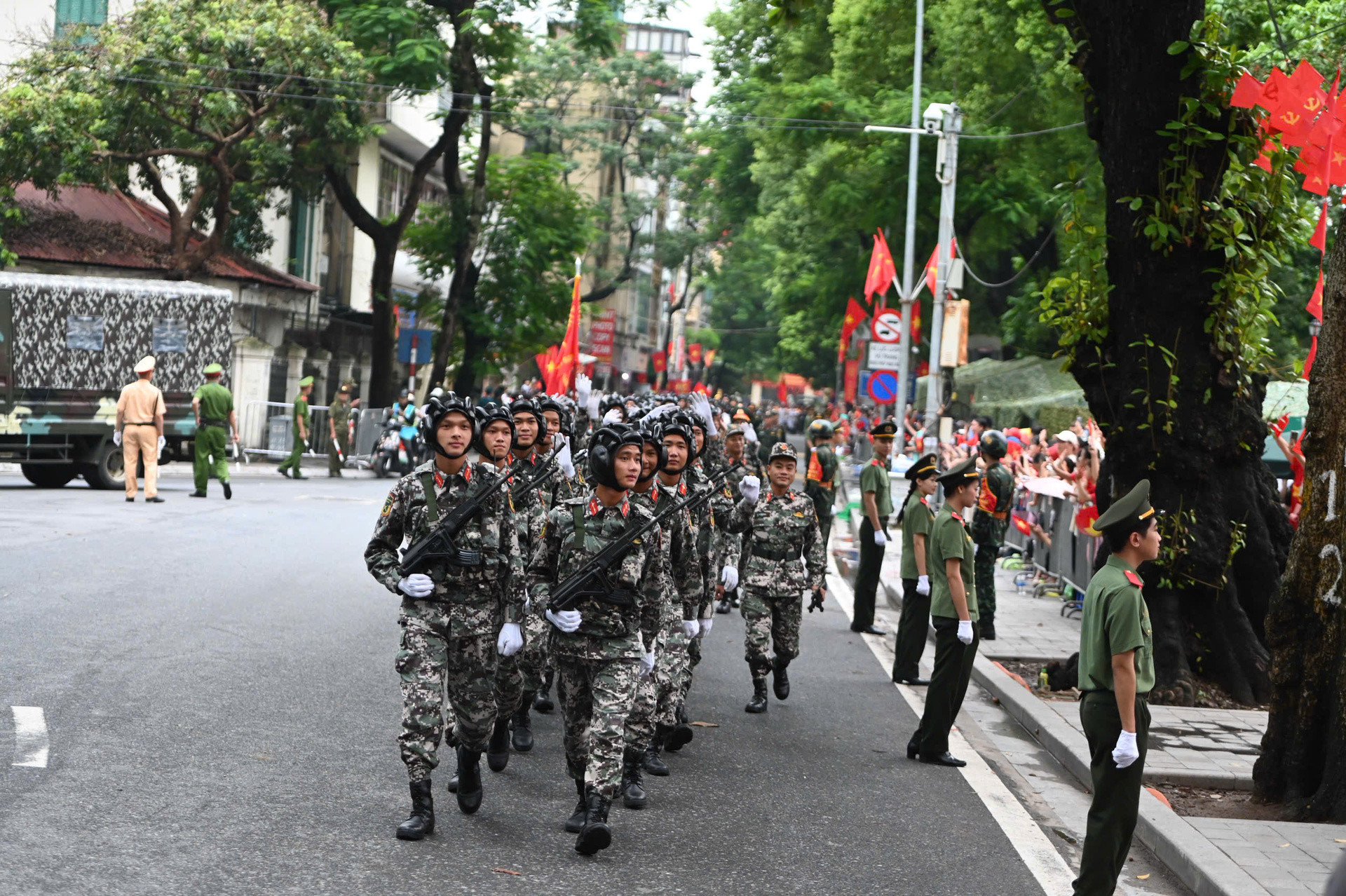 Chiến sĩ A80 'thả tim', vẫy tay chào người dân chờ xem sơ duyệt diễu binh - 9