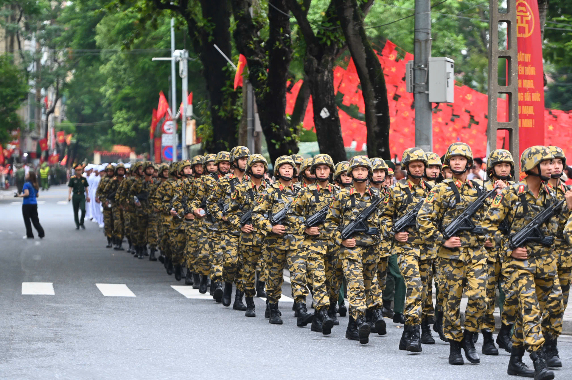 Chiến sĩ A80 'thả tim', vẫy tay chào người dân chờ xem sơ duyệt diễu binh - 2