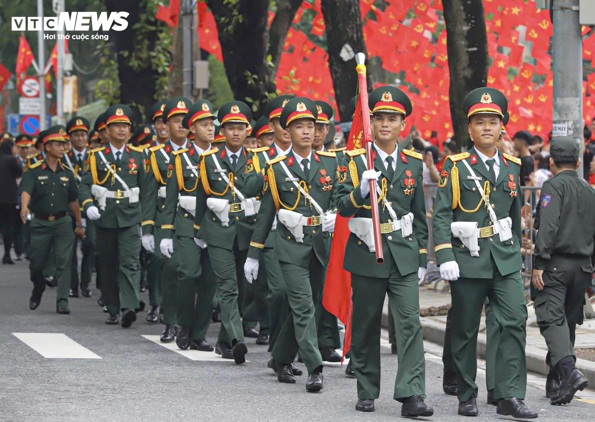 Chiến sĩ A80 'thả tim', vẫy tay chào người dân chờ xem sơ duyệt diễu binh - 7