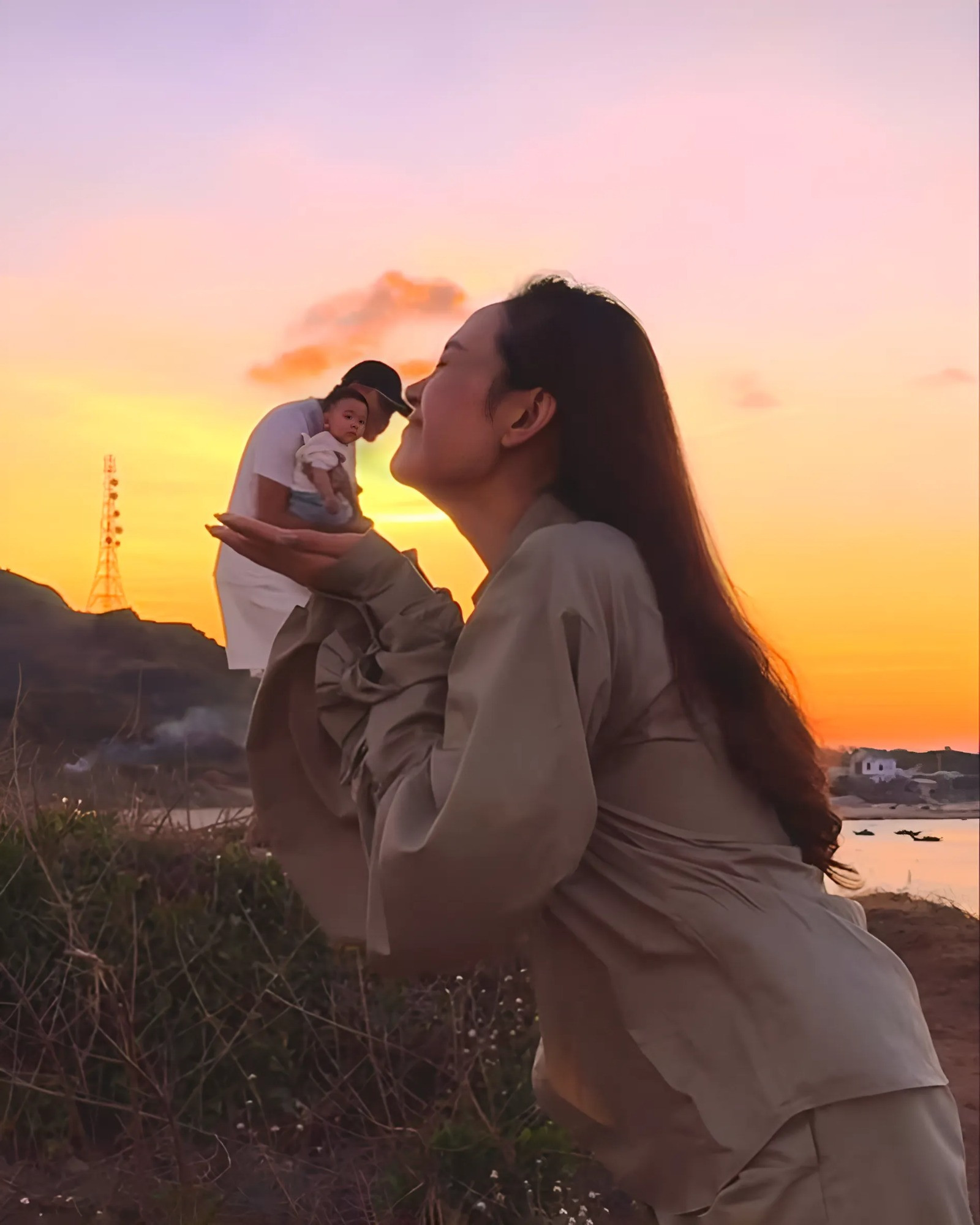 Con trai Minh Hằng gây sốt với khoảnh khắc như ông cụ non