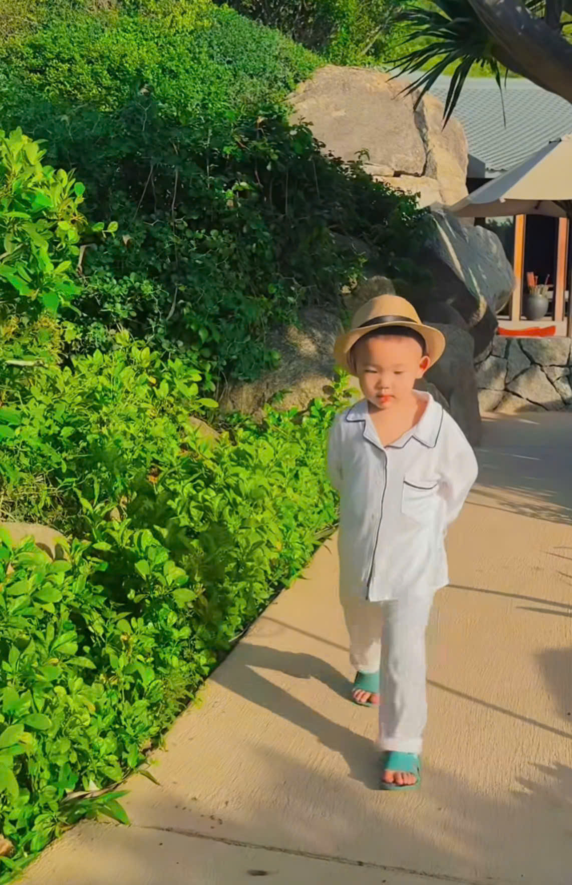 Con trai Minh Hằng gây sốt với khoảnh khắc như ông cụ non