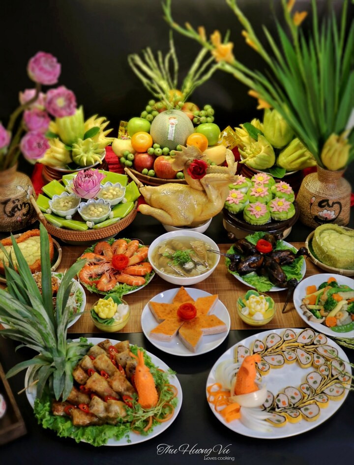 Mâm cỗ mặn đủ đầy cúng Rằm tháng 7. (Ảnh: Thu Huong Vu)