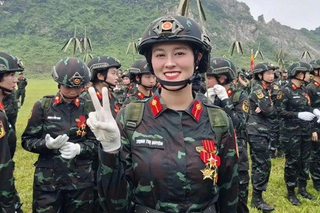 Danh tính nữ chiến sĩ có clip triệu view với quân nhân điển trai người Nga