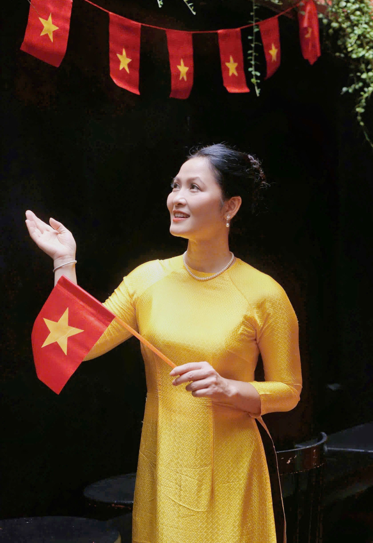 Diễn viên Đinh Thuý Hà khi diện áo dài trong Mưa Đỏ: Giữ trọn nét đẹp nền nã, phúc hậu làm say lòng khán giả- Ảnh 8.