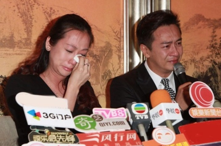 Vợ chồng Trần Hạo Dân mở họp báo xin lỗi khán giả.