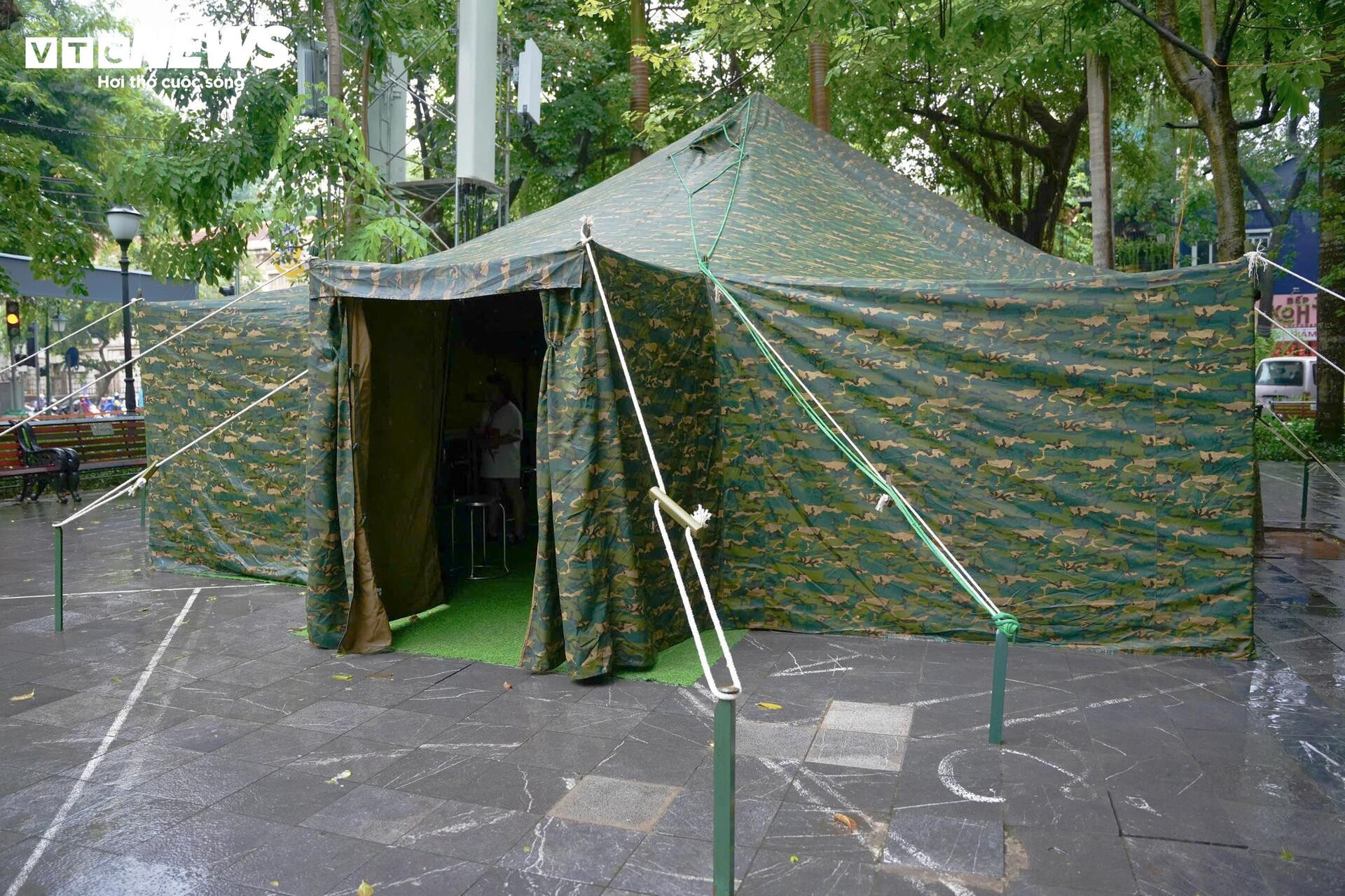 Lều bạt dã chiến biến vỉa hè Hà Nội thành ‘khán đài’ đặc biệt xem diễu binh - 4
