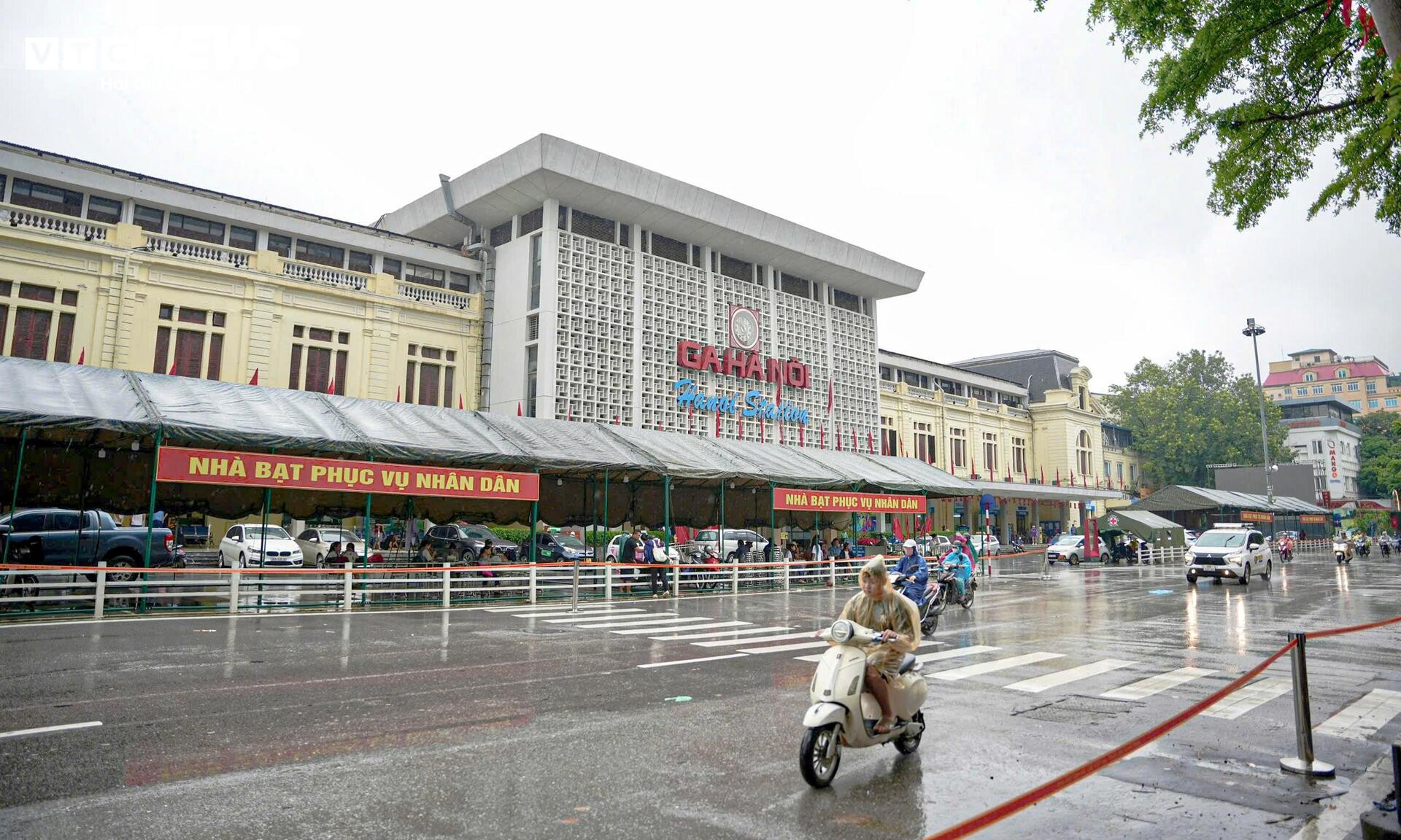 Lều bạt dã chiến biến vỉa hè Hà Nội thành ‘khán đài’ đặc biệt xem diễu binh - 1