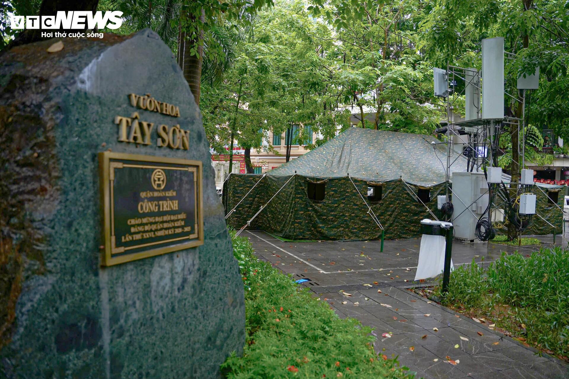 Lều bạt dã chiến biến vỉa hè Hà Nội thành ‘khán đài’ đặc biệt xem diễu binh - 2