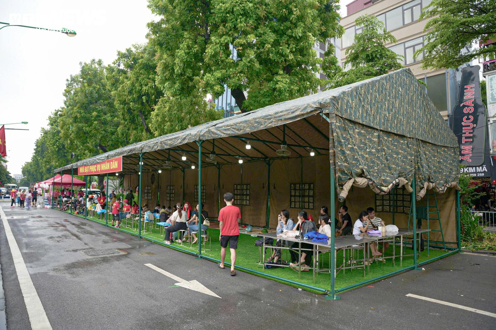 Lều bạt dã chiến biến vỉa hè Hà Nội thành ‘khán đài’ đặc biệt xem diễu binh - 3