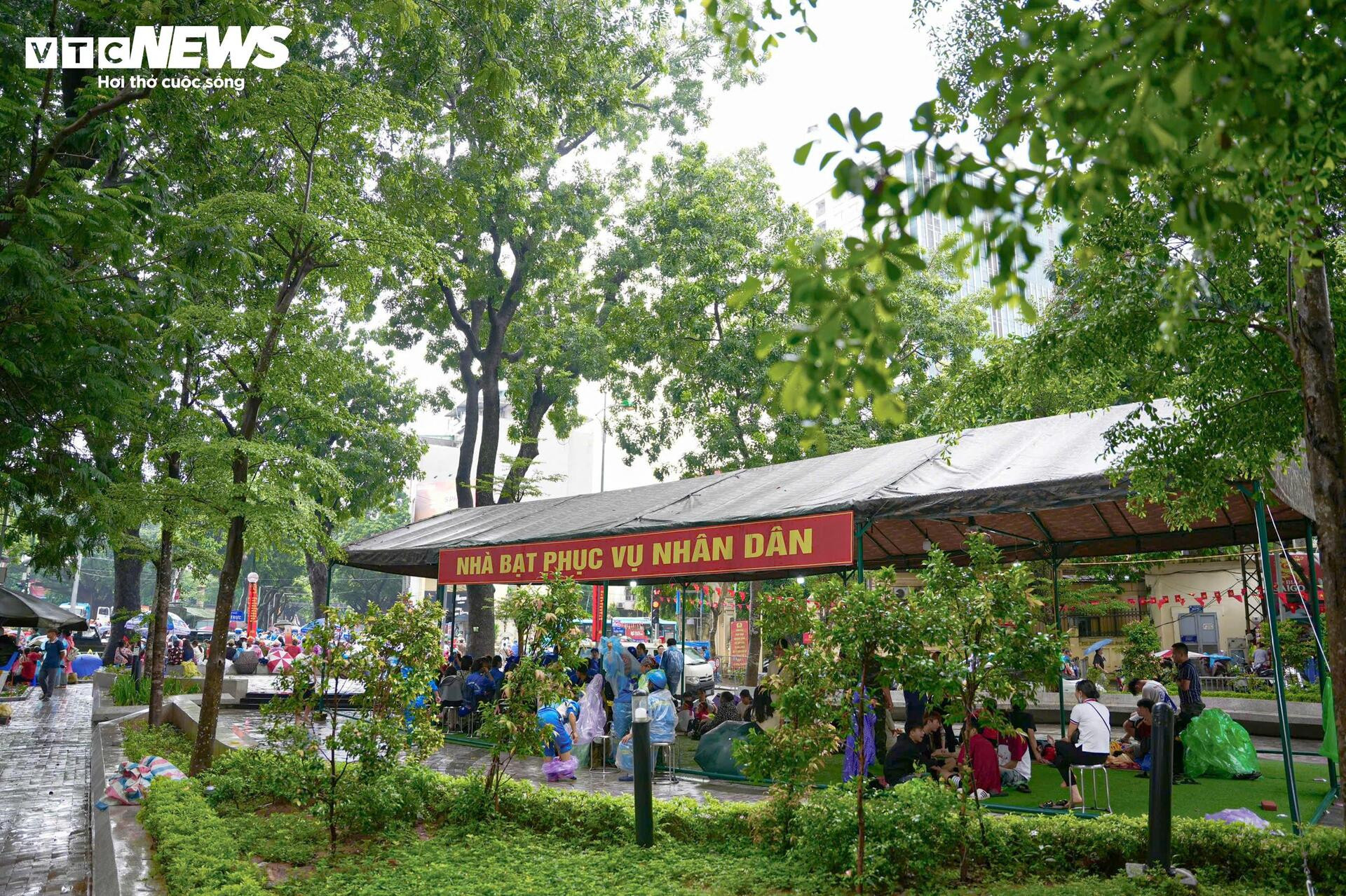 Lều bạt dã chiến biến vỉa hè Hà Nội thành ‘khán đài’ đặc biệt xem diễu binh - 6