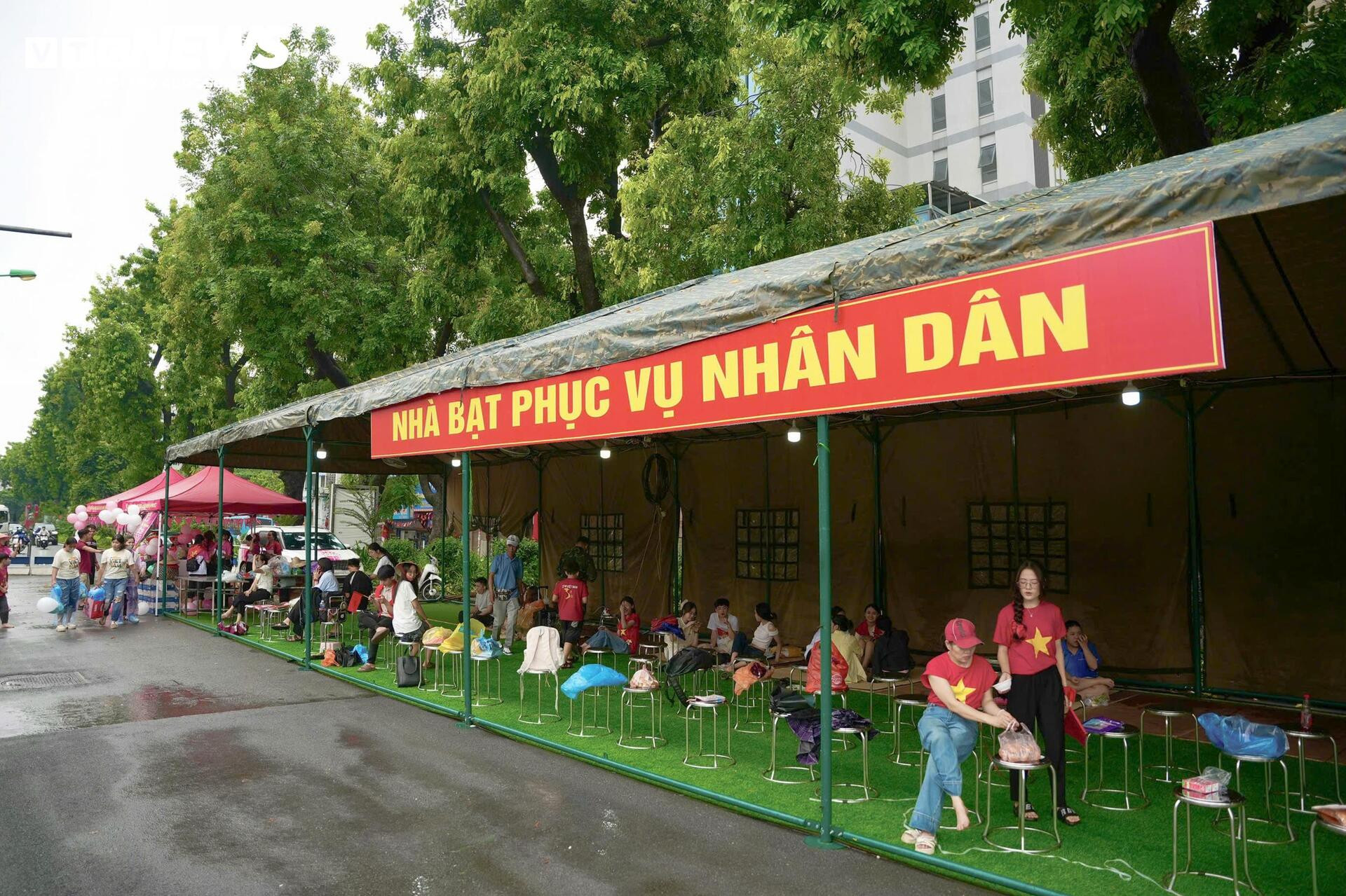 Lều bạt dã chiến biến vỉa hè Hà Nội thành ‘khán đài’ đặc biệt xem diễu binh - 10