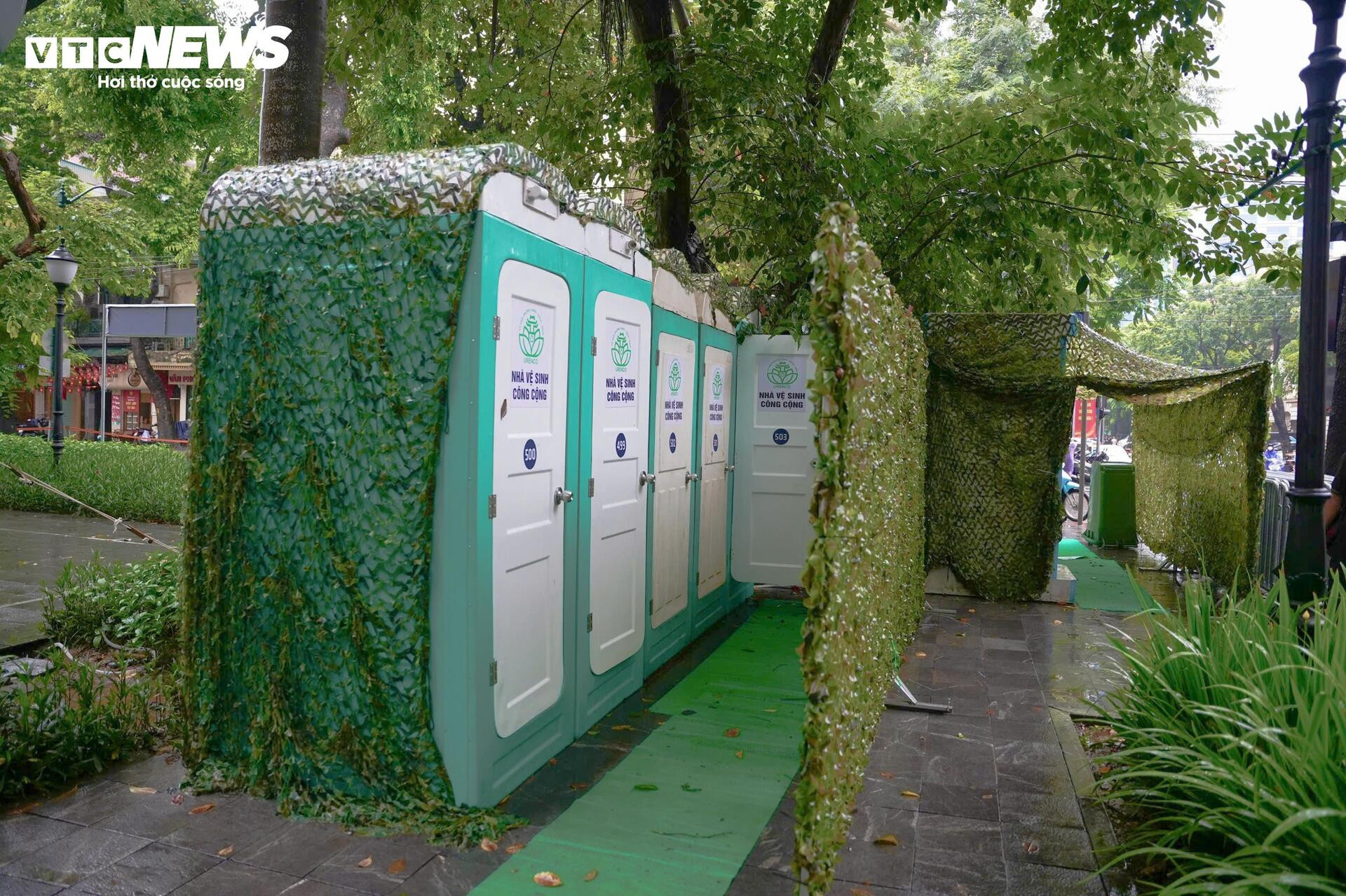 Lều bạt dã chiến biến vỉa hè Hà Nội thành ‘khán đài’ đặc biệt xem diễu binh - 7