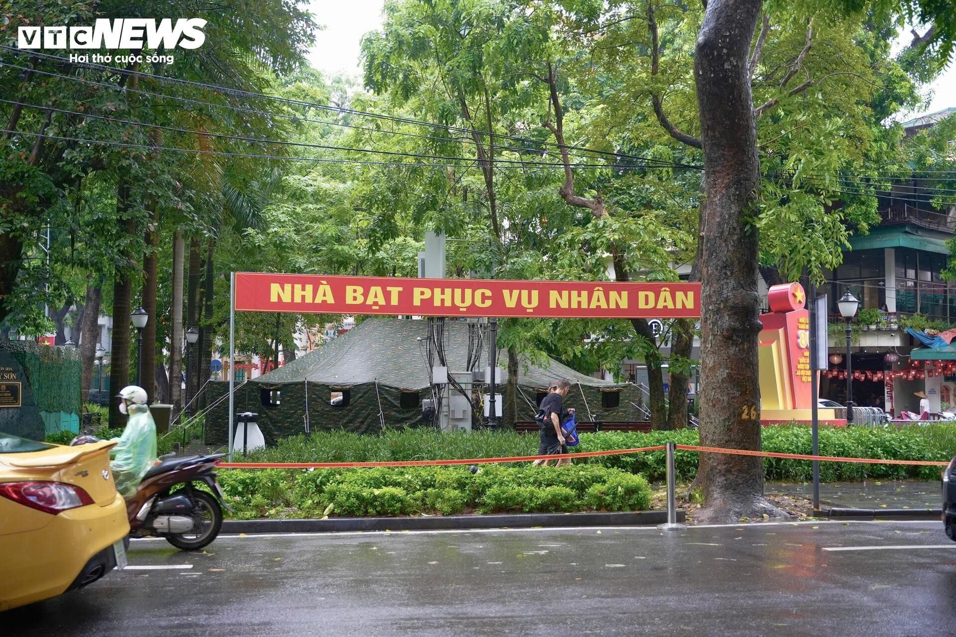 Lều bạt dã chiến biến vỉa hè Hà Nội thành ‘khán đài’ đặc biệt xem diễu binh - 9