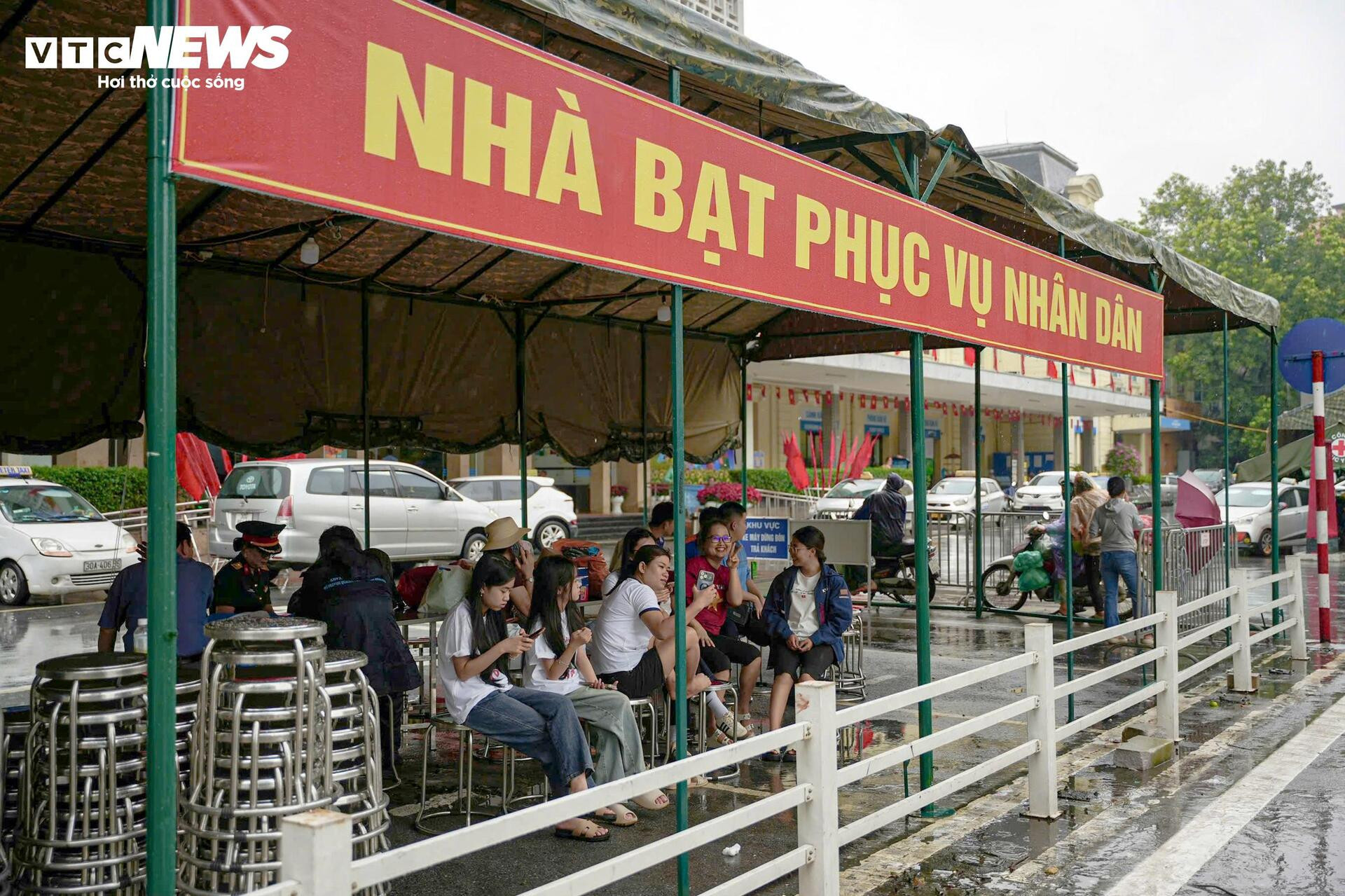 Lều bạt dã chiến biến vỉa hè Hà Nội thành ‘khán đài’ đặc biệt xem diễu binh - 5