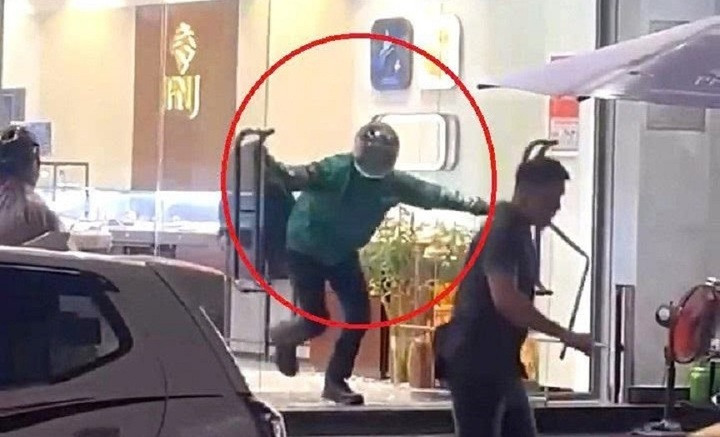 Nghi phạm cầm búa xông vào cướp tiệm vàng táo tợn ở Đà Nẵng là người nước ngoài