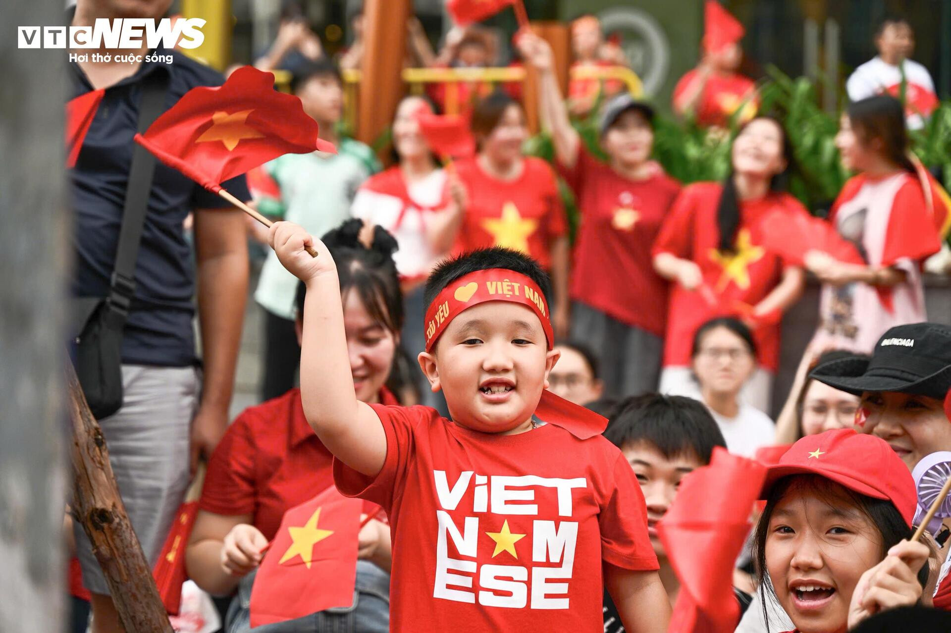 Người dân mở hội, biến phố Hà Nội thành biển cờ đỏ sao vàng trước giờ sơ duyệt - 4