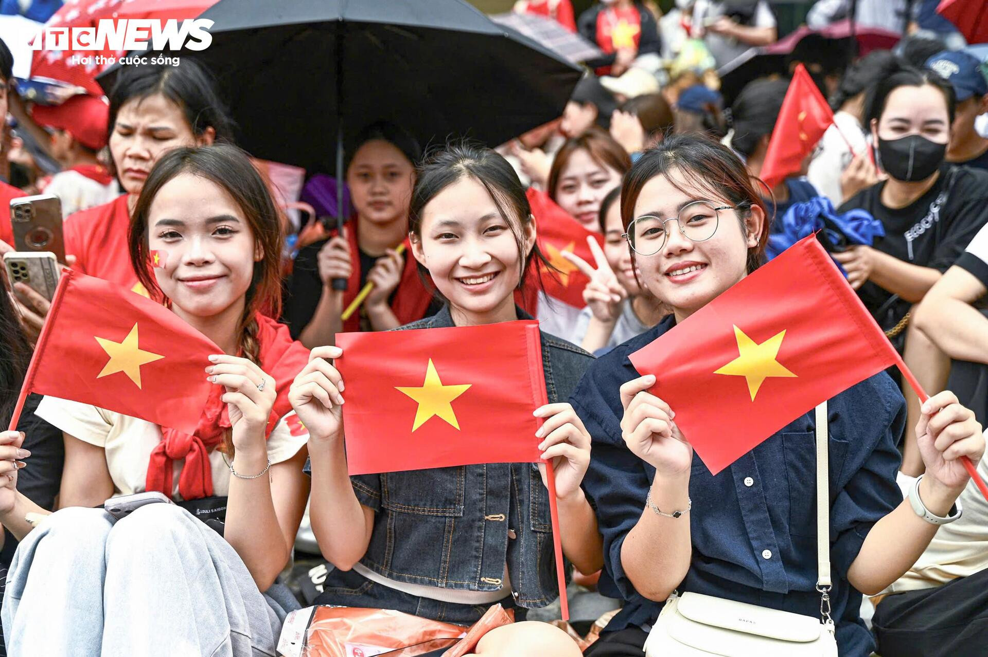 Người dân mở hội, biến phố Hà Nội thành biển cờ đỏ sao vàng trước giờ sơ duyệt - 6