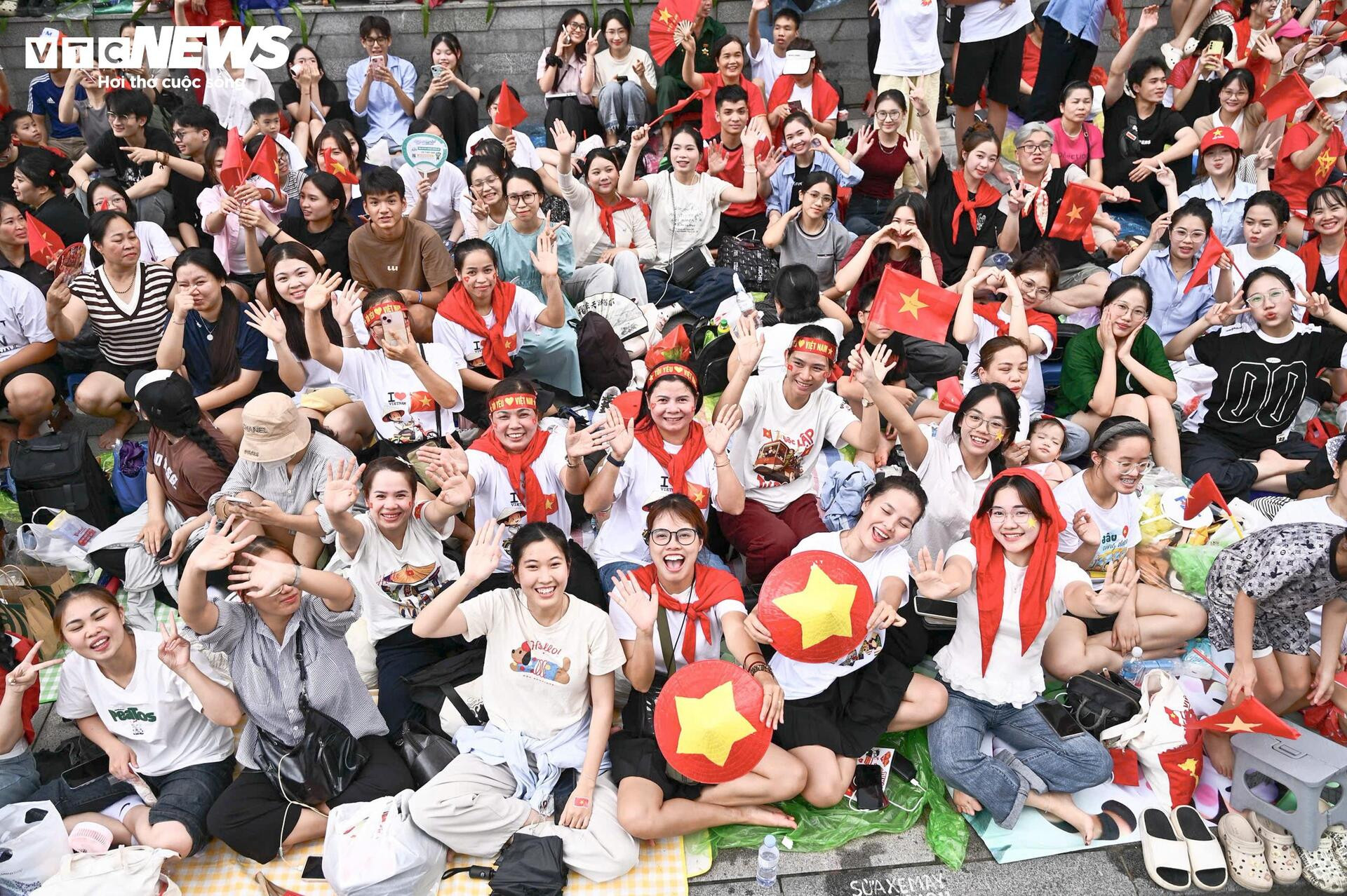 Người dân mở hội, biến phố Hà Nội thành biển cờ đỏ sao vàng trước giờ sơ duyệt - 1