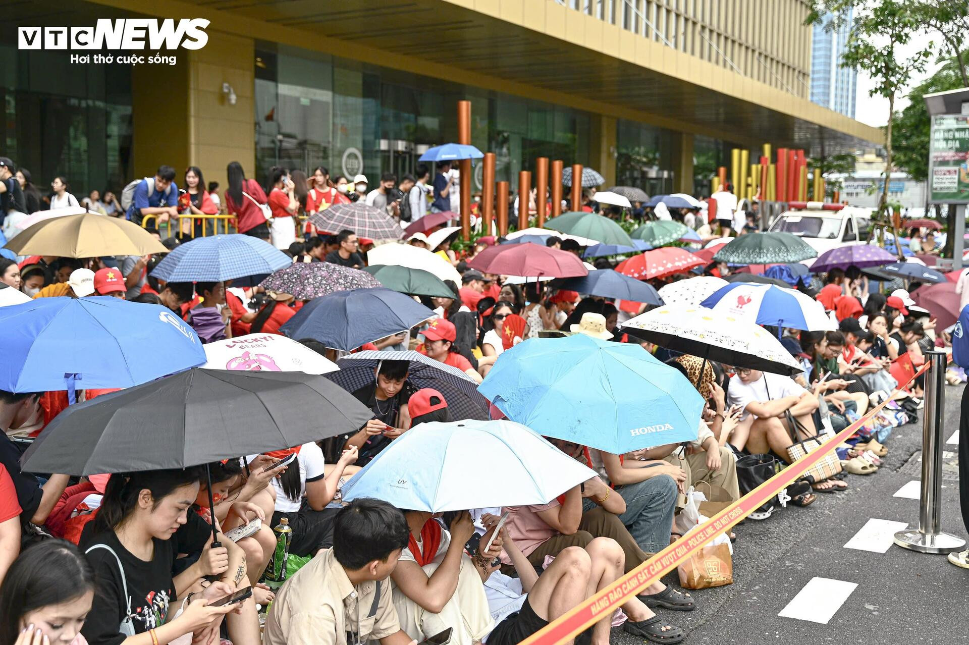Người dân mở hội, biến phố Hà Nội thành biển cờ đỏ sao vàng trước giờ sơ duyệt - 16