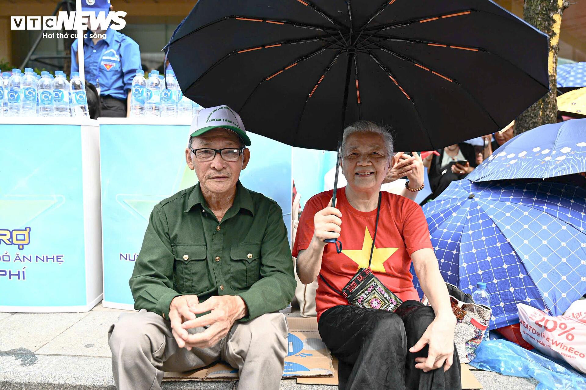 Người dân mở hội, biến phố Hà Nội thành biển cờ đỏ sao vàng trước giờ sơ duyệt - 7