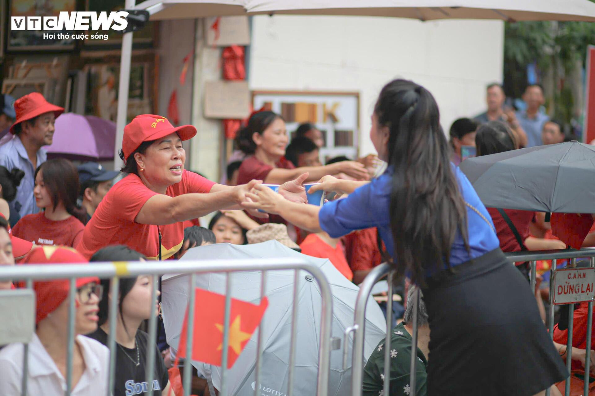 Người dân mở hội, biến phố Hà Nội thành biển cờ đỏ sao vàng trước giờ sơ duyệt - 14