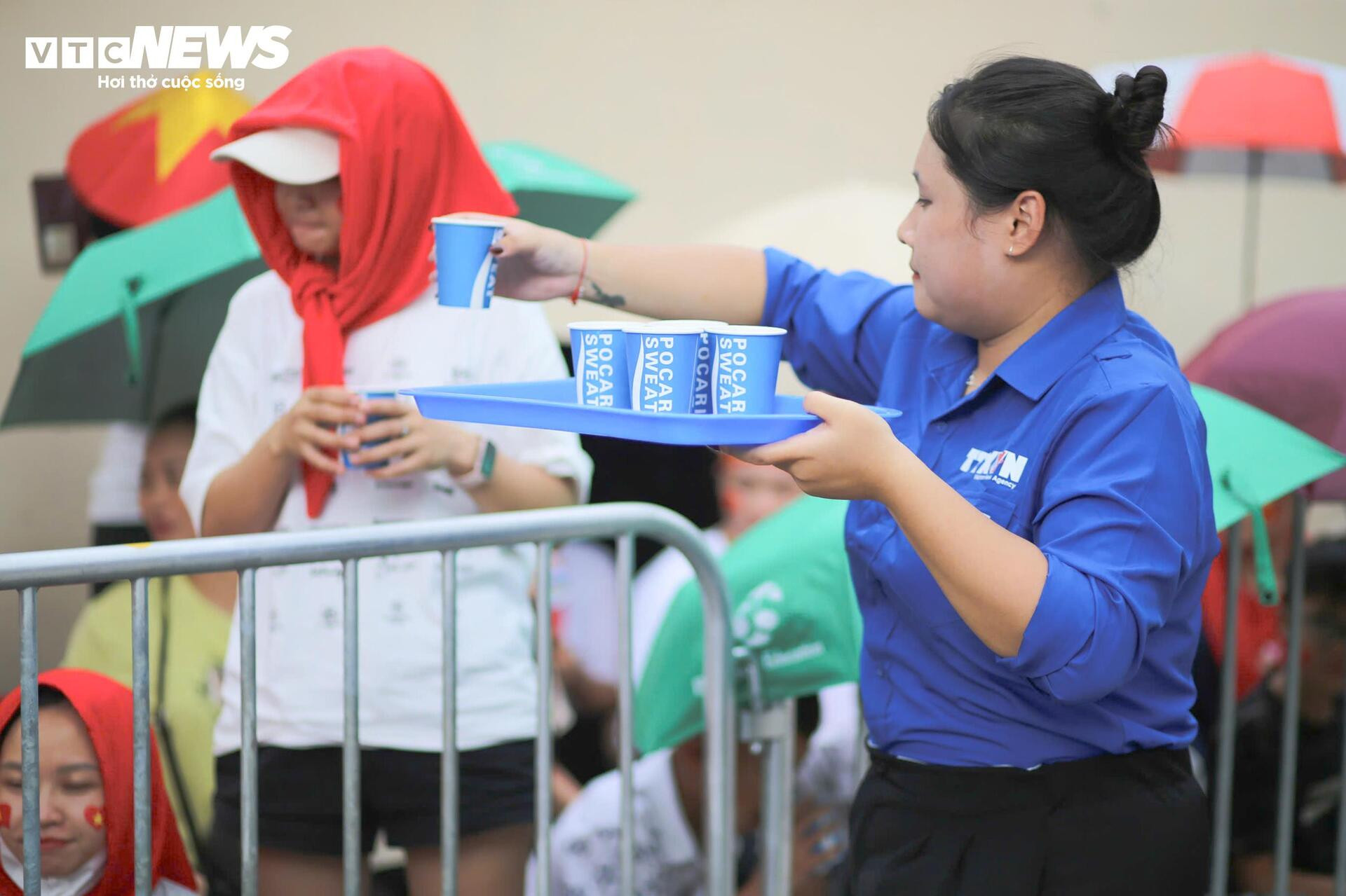 Người dân mở hội, biến phố Hà Nội thành biển cờ đỏ sao vàng trước giờ sơ duyệt - 13