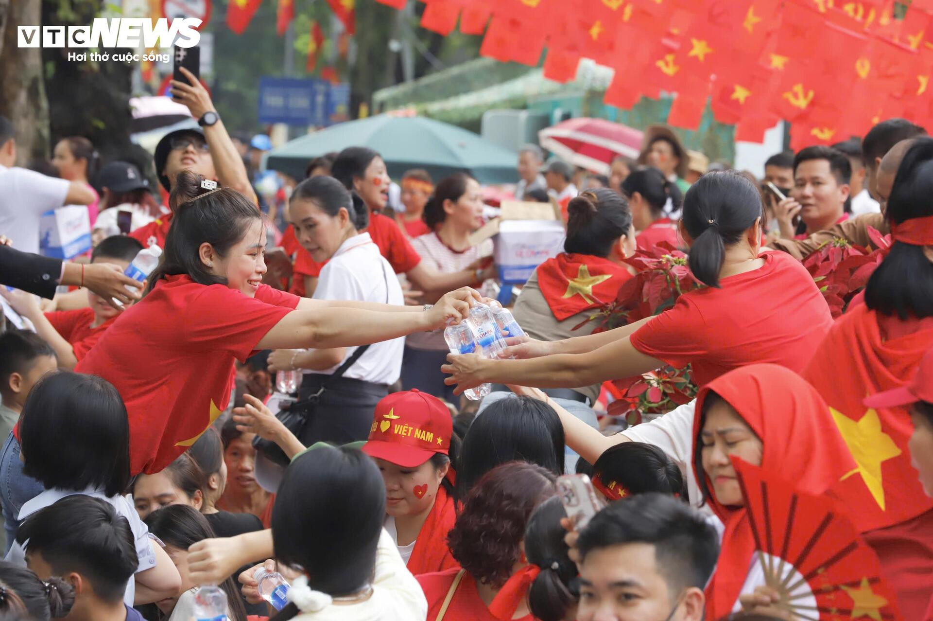 Người dân mở hội, biến phố Hà Nội thành biển cờ đỏ sao vàng trước giờ sơ duyệt - 12