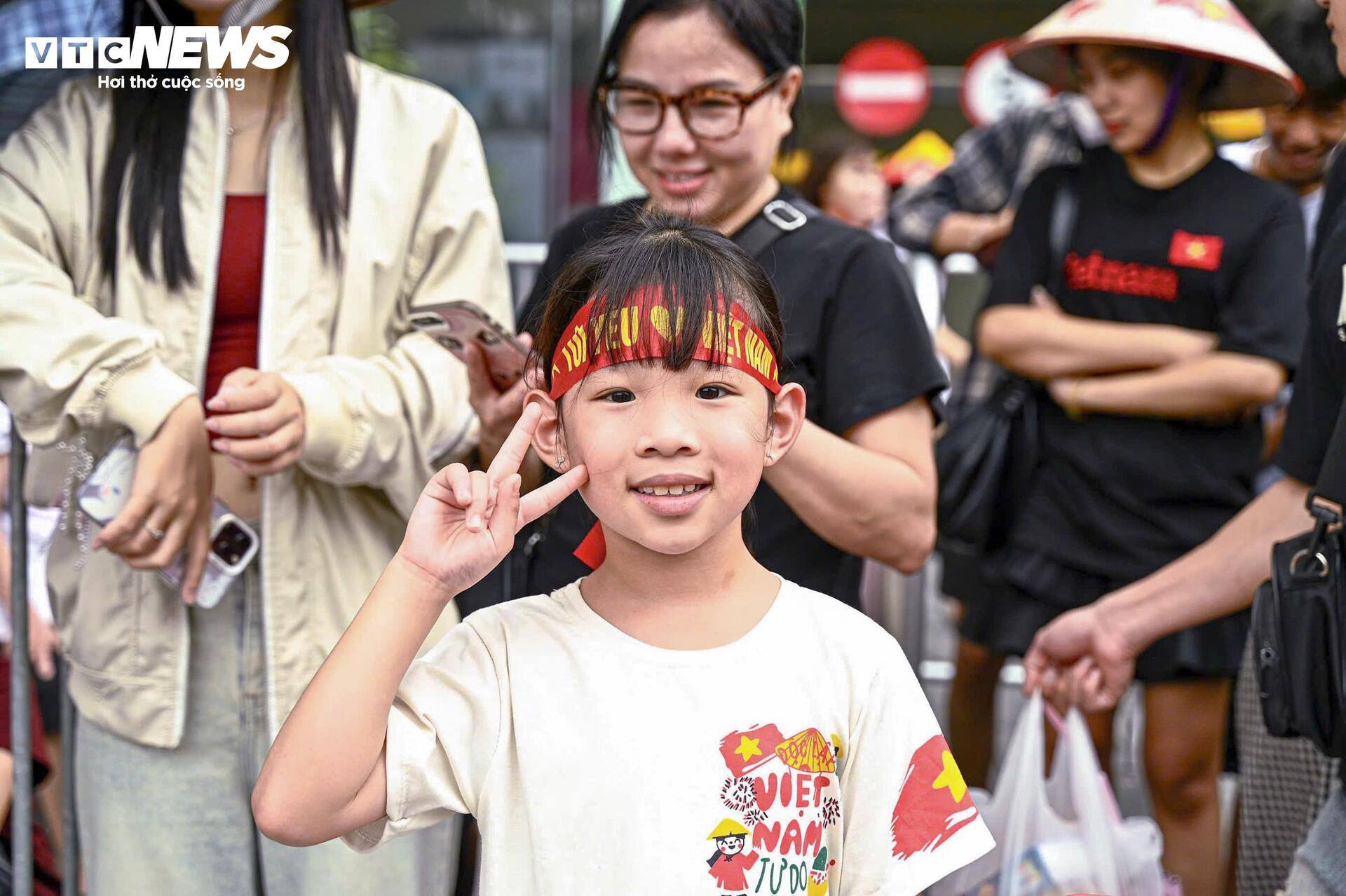 Người dân mở hội, biến phố Hà Nội thành biển cờ đỏ sao vàng trước giờ sơ duyệt - 5