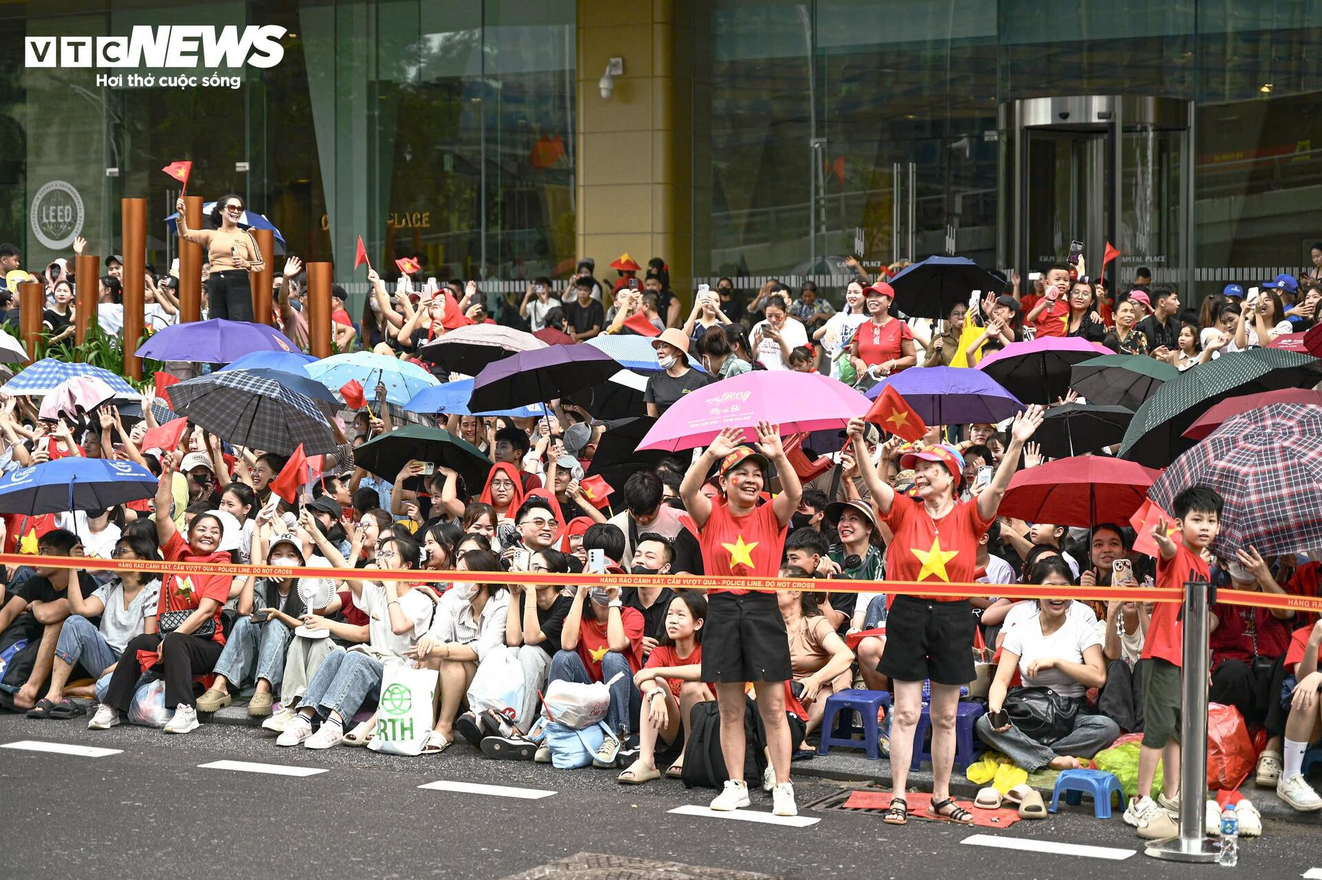 Người dân mở hội, biến phố Hà Nội thành biển cờ đỏ sao vàng trước giờ sơ duyệt - 15