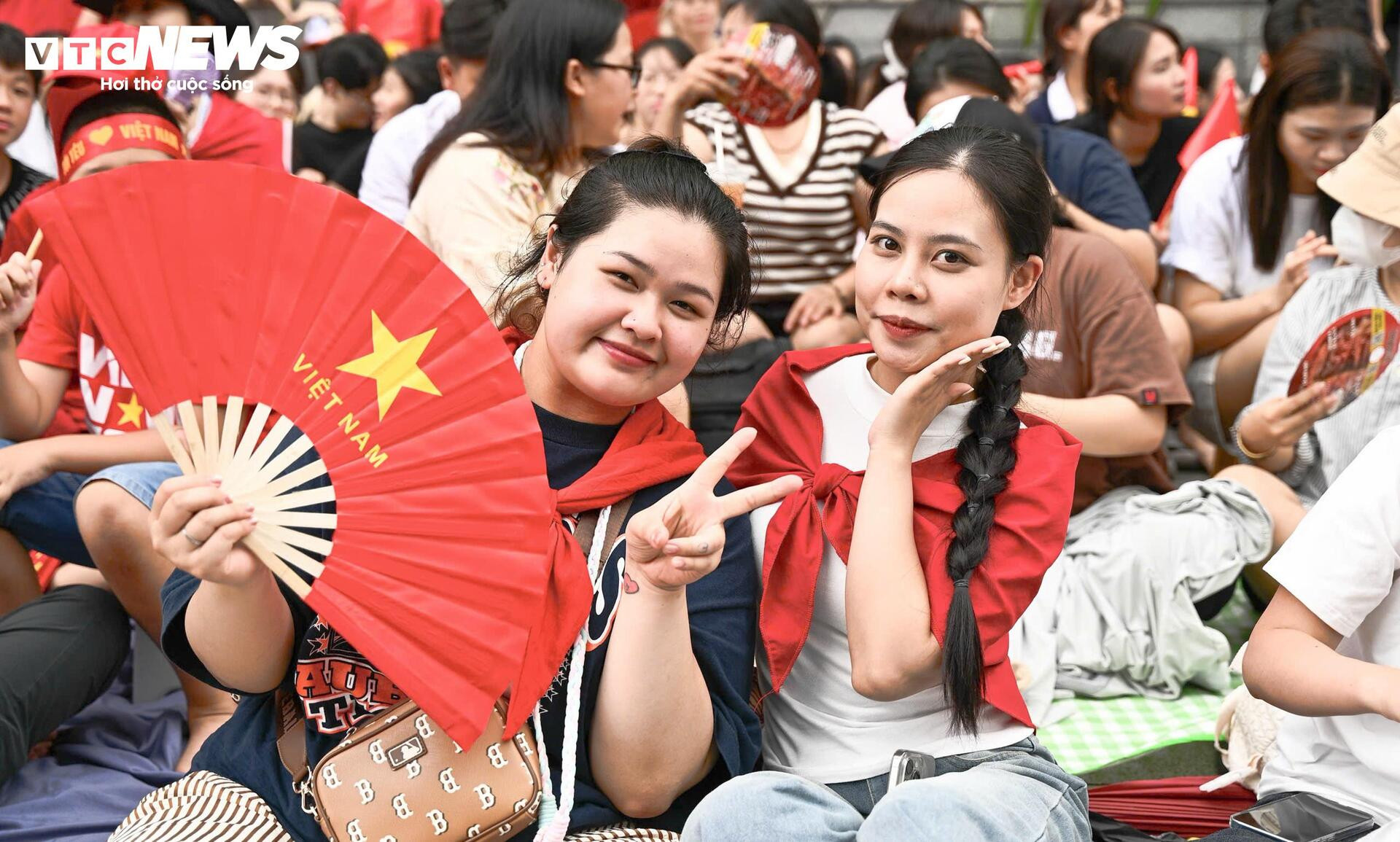 Người dân mở hội, biến phố Hà Nội thành biển cờ đỏ sao vàng trước giờ sơ duyệt - 3