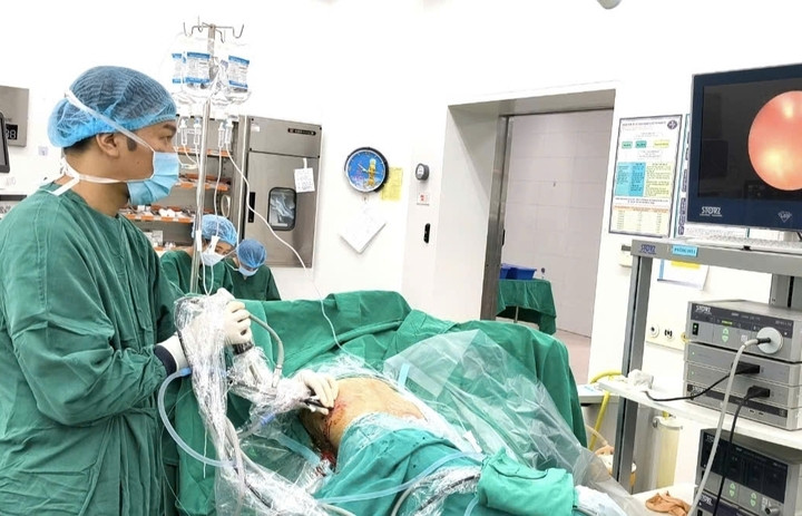 Bác sĩ nội soi tán sỏi qua da cho người bệnh. (Ảnh: Thanh Đặng)