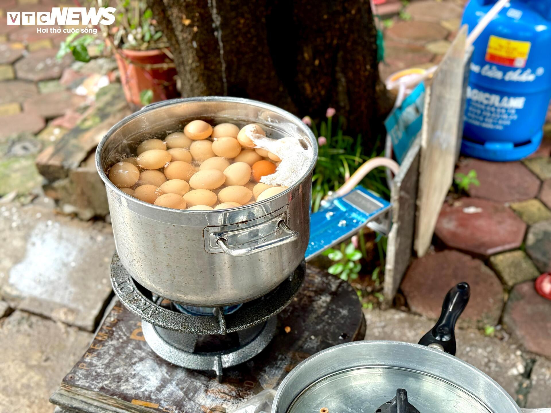 Trứng luộc, bánh rán, xúc xích xuống phố phục vụ nghìn người chờ xem diễu binh - 5