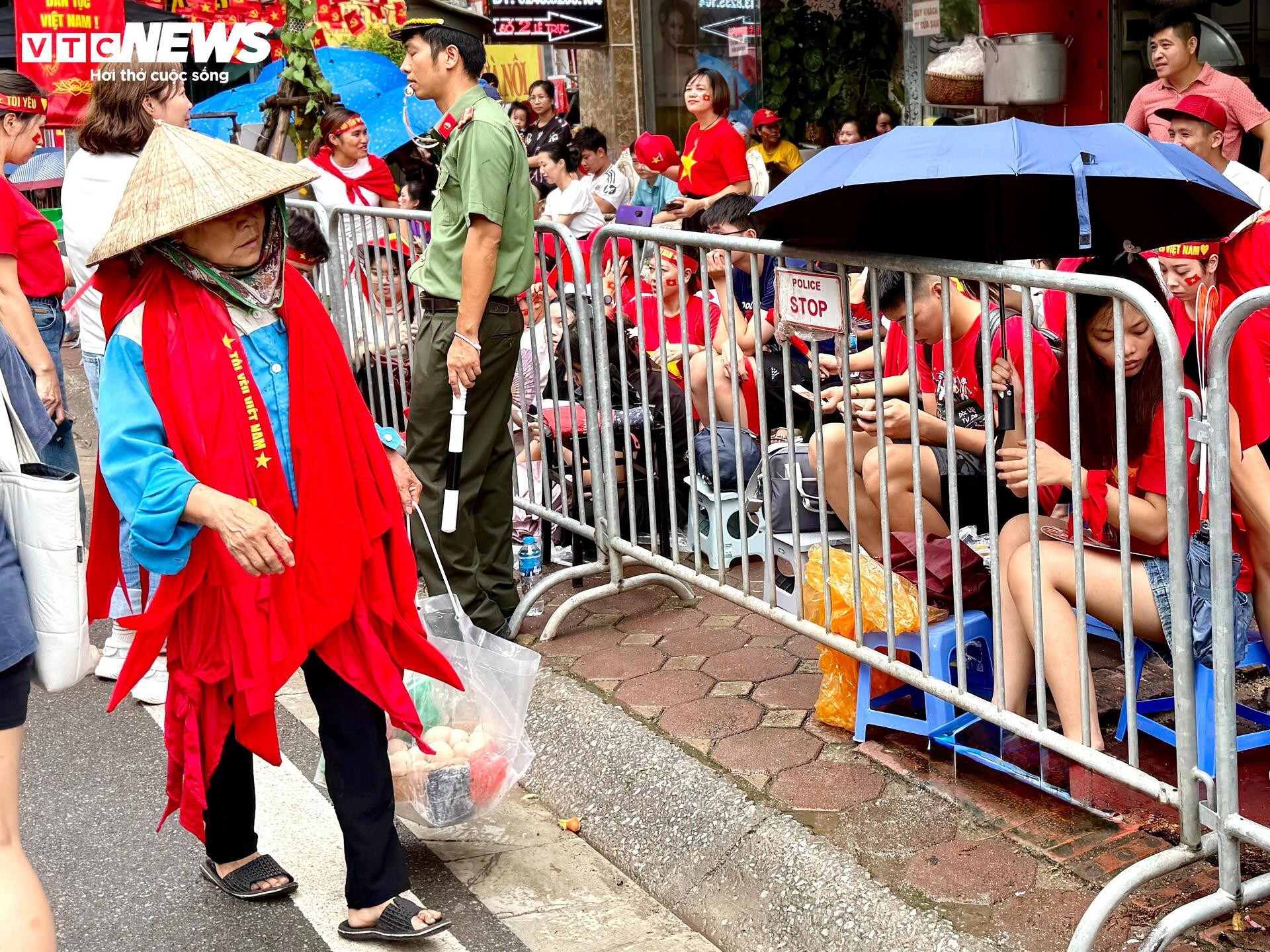 Trứng luộc, bánh rán, xúc xích xuống phố phục vụ nghìn người chờ xem diễu binh - 10