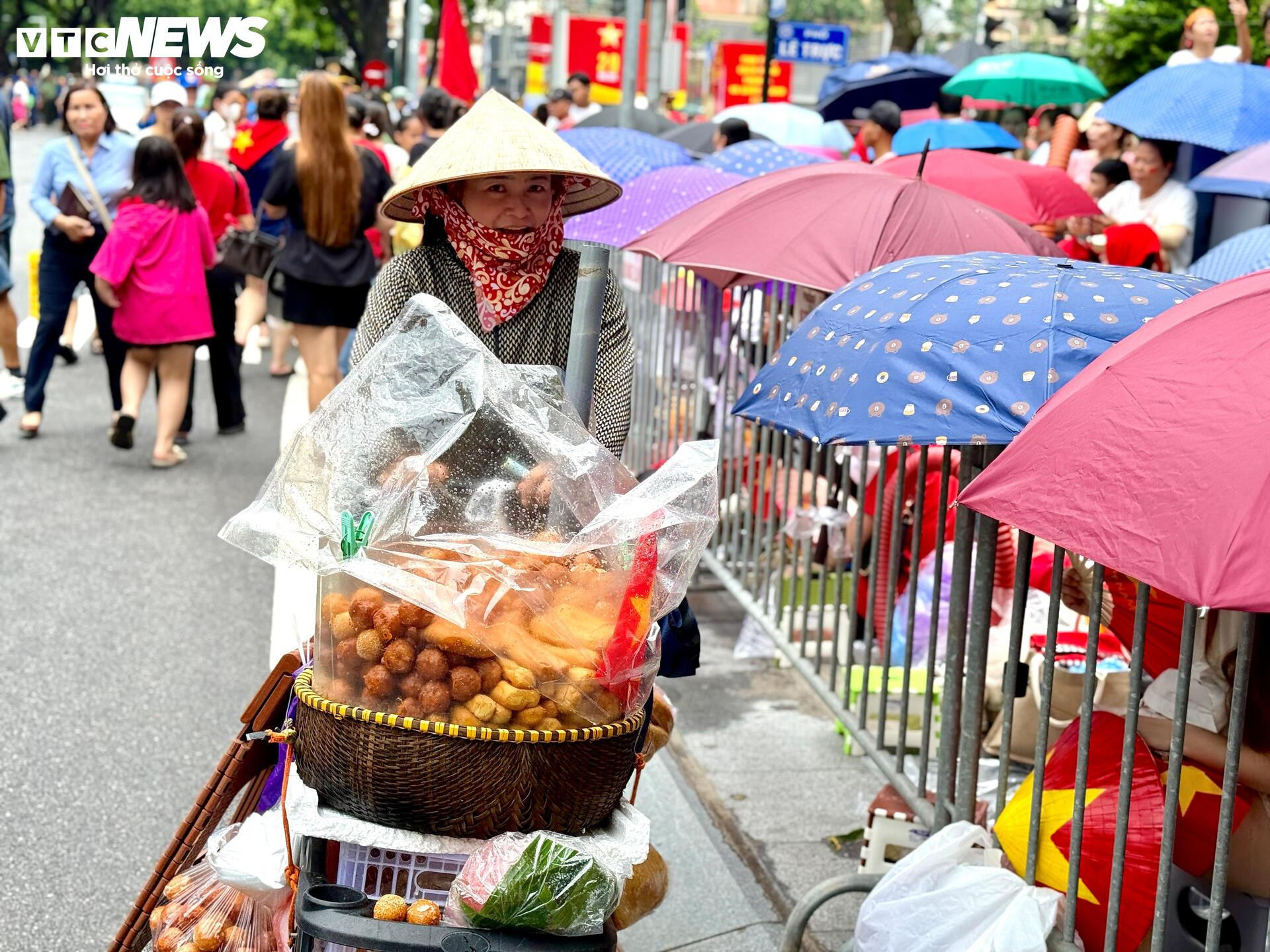 Trứng luộc, bánh rán, xúc xích xuống phố phục vụ nghìn người chờ xem diễu binh - 8