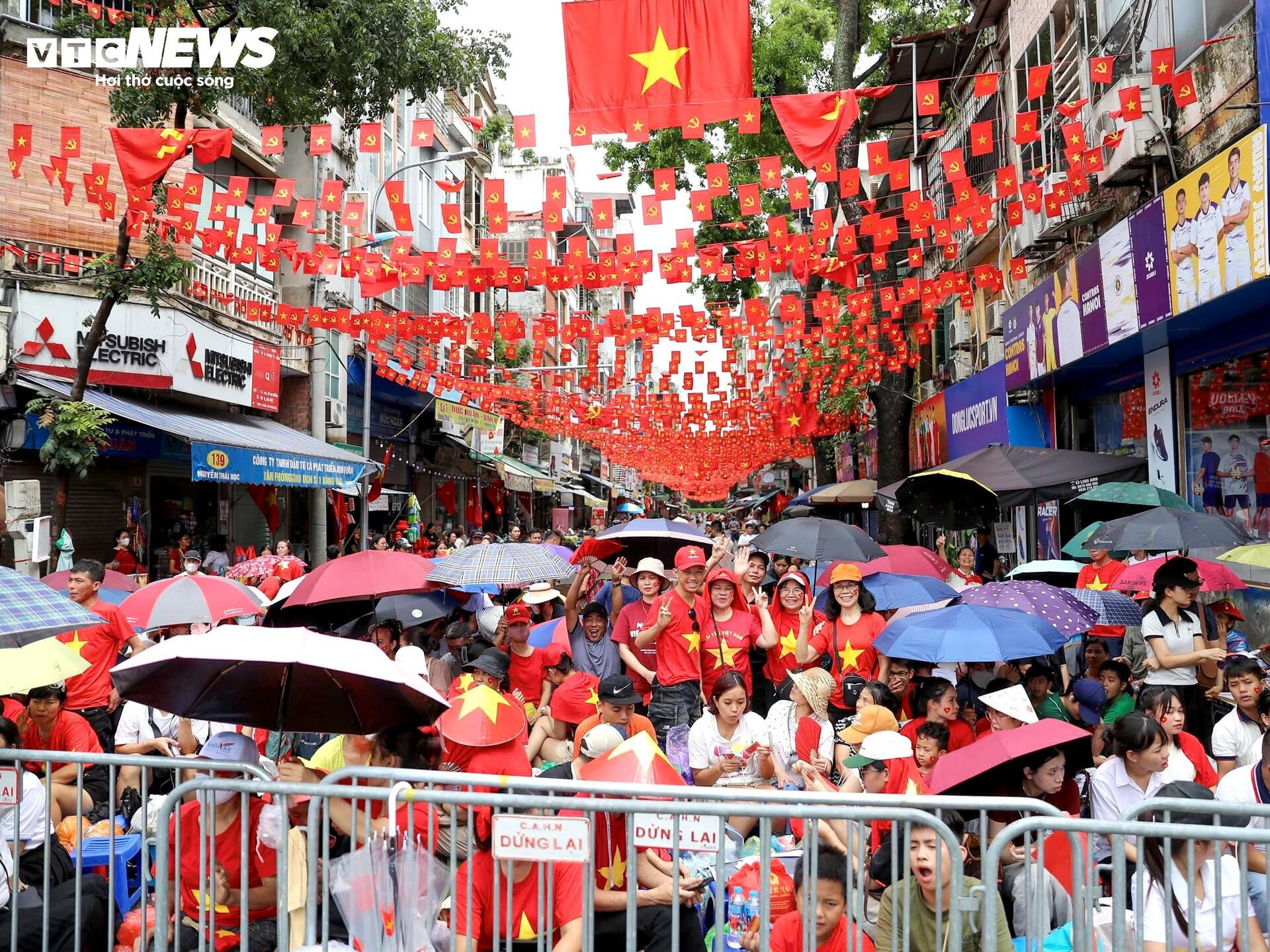 Trứng luộc, bánh rán, xúc xích xuống phố phục vụ nghìn người chờ xem diễu binh - 1
