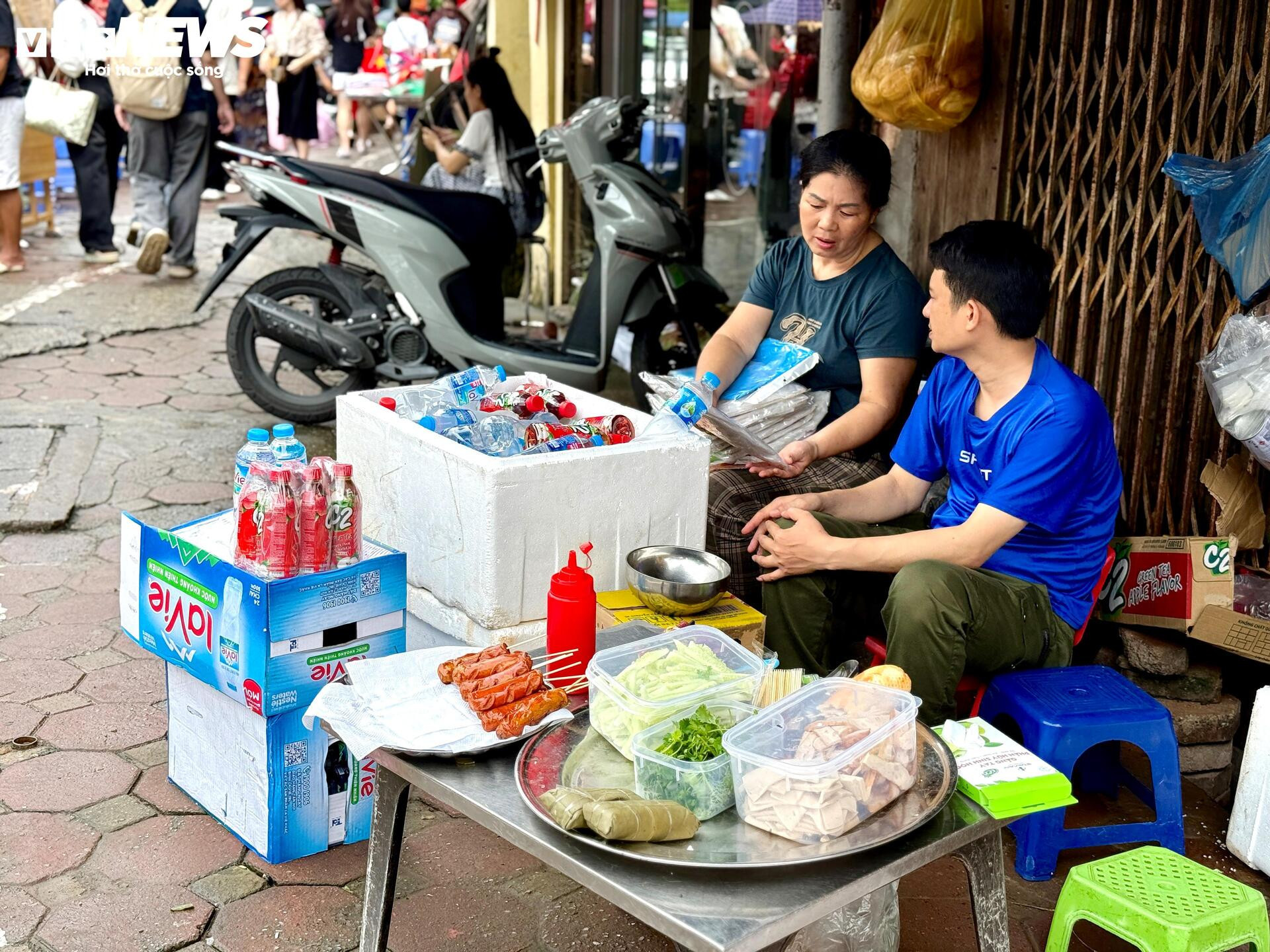 Trứng luộc, bánh rán, xúc xích xuống phố phục vụ nghìn người chờ xem diễu binh - 11