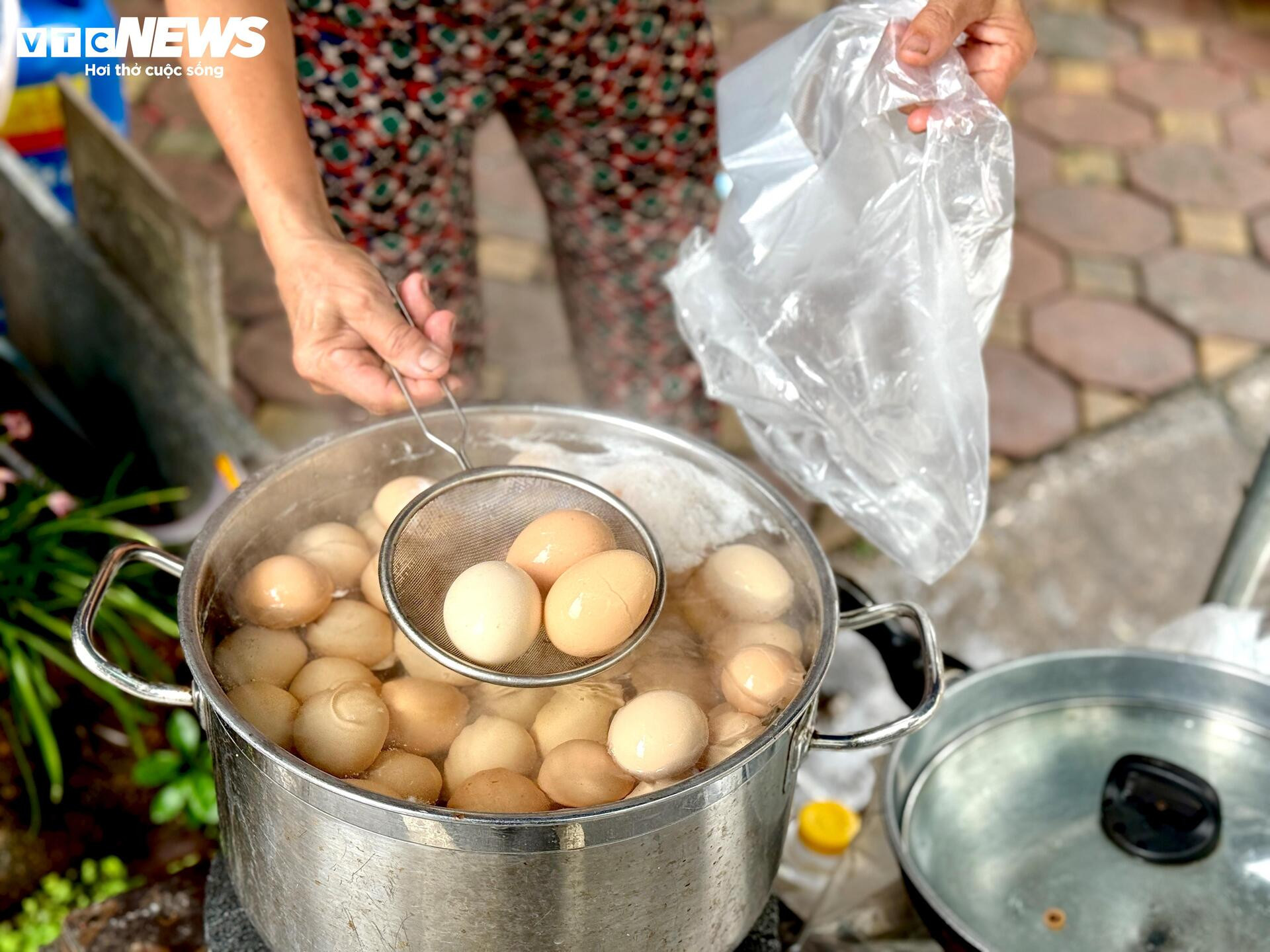 Trứng luộc, bánh rán, xúc xích xuống phố phục vụ nghìn người chờ xem diễu binh - 6
