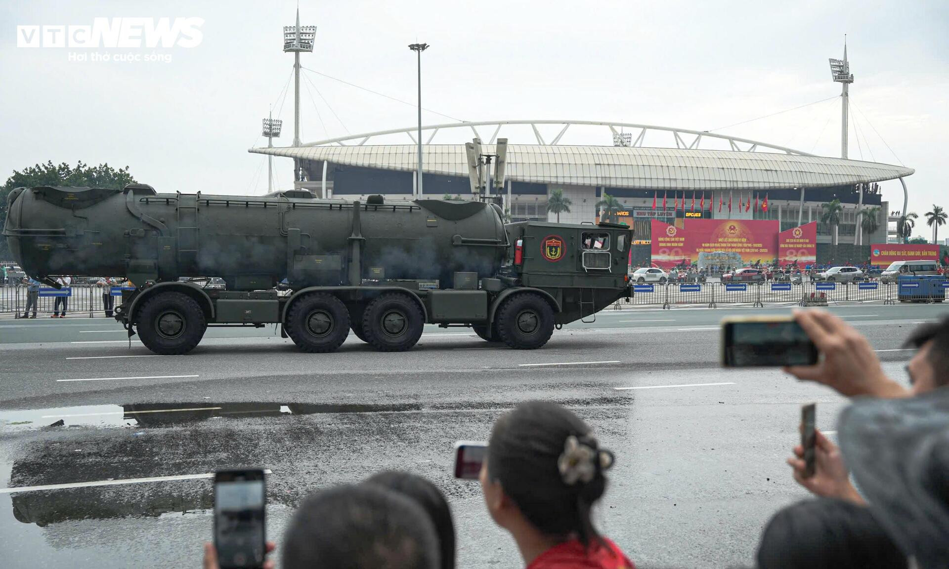 Xe pháo, tên lửa tiến vào trung tâm Hà Nội trước giờ sơ duyệt diễu binh A80 - 3