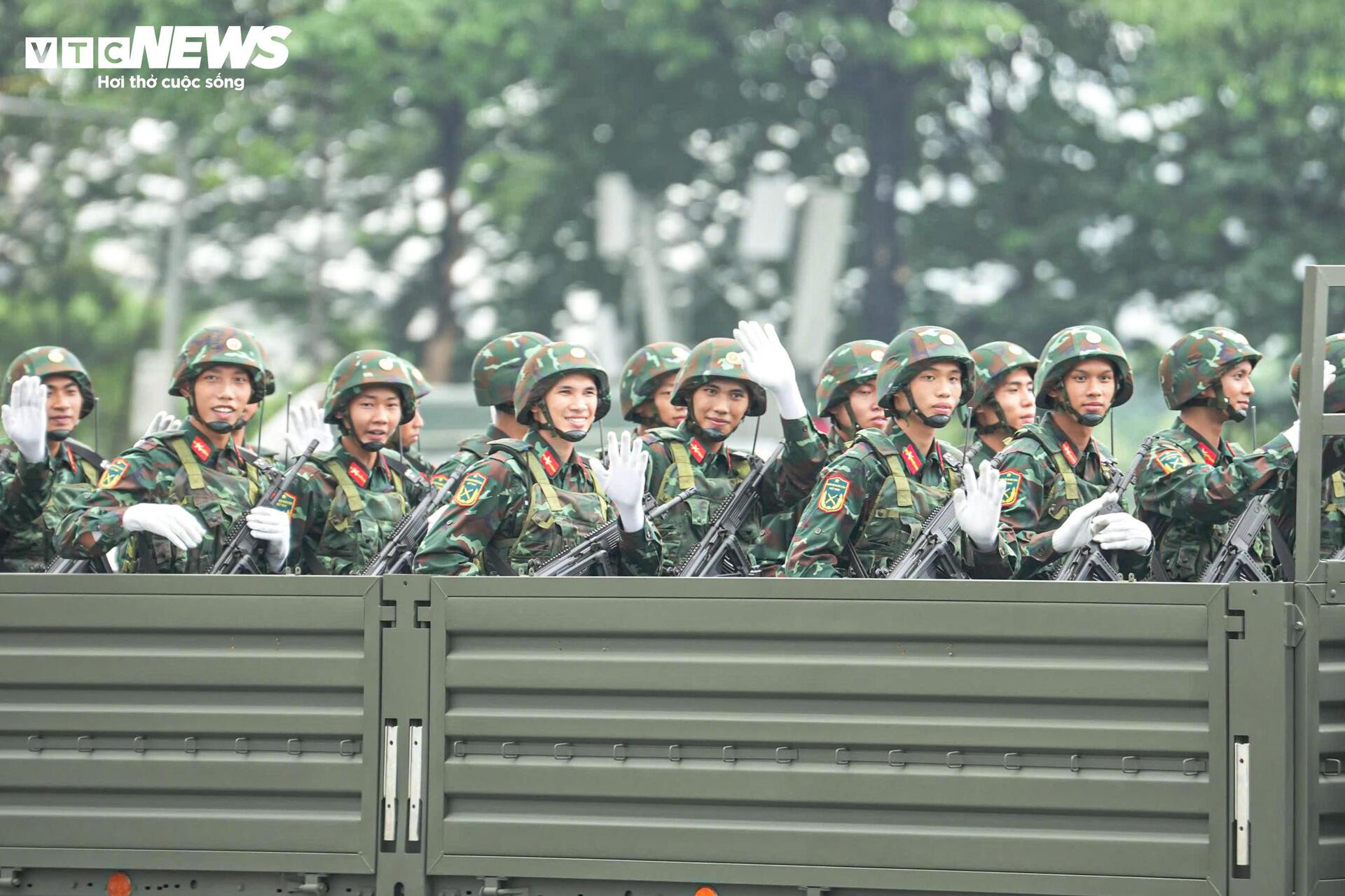 Xe pháo, tên lửa tiến vào trung tâm Hà Nội trước giờ sơ duyệt diễu binh A80 - 7