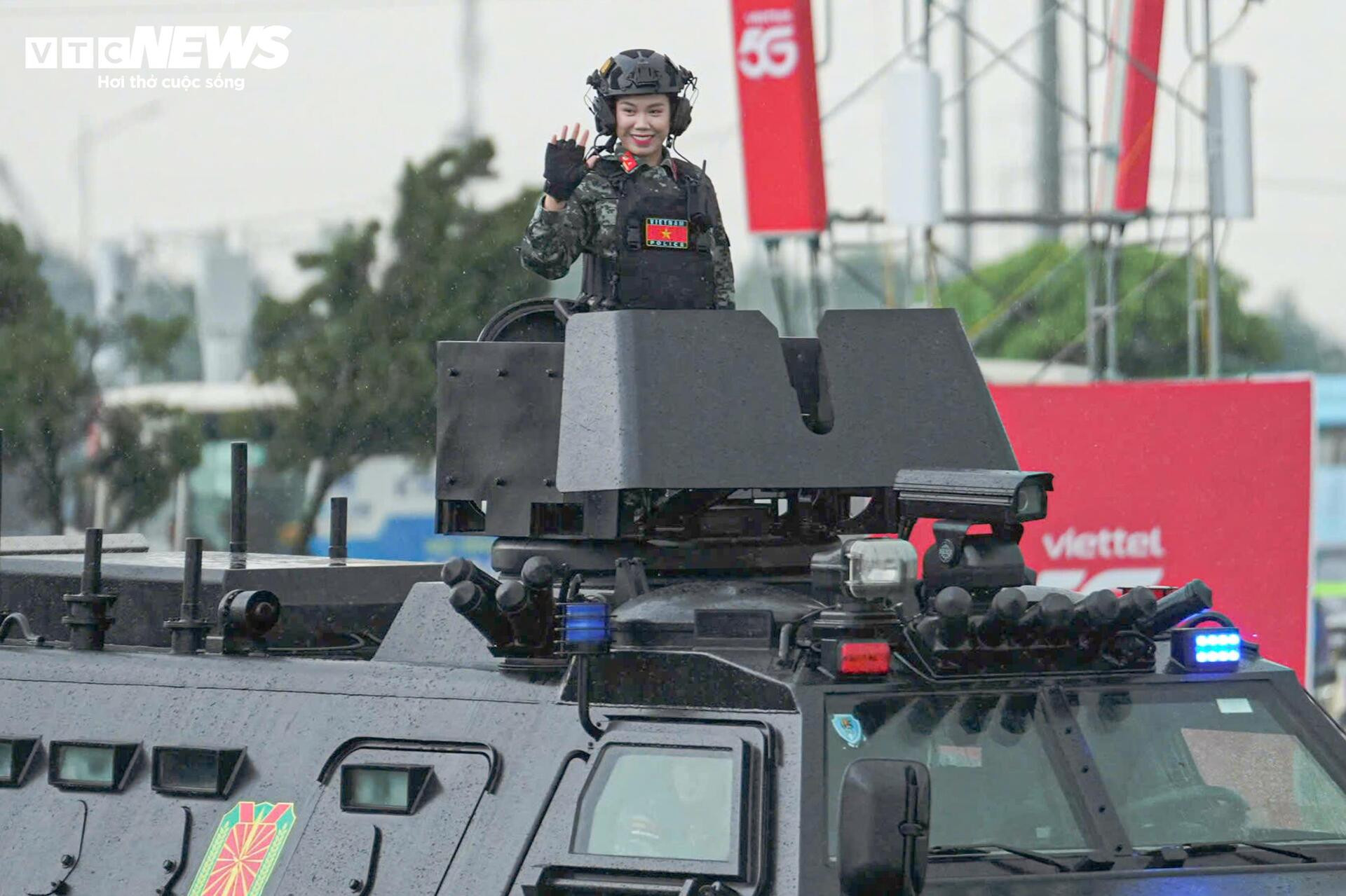 Xe pháo, tên lửa tiến vào trung tâm Hà Nội trước giờ sơ duyệt diễu binh A80 - 13