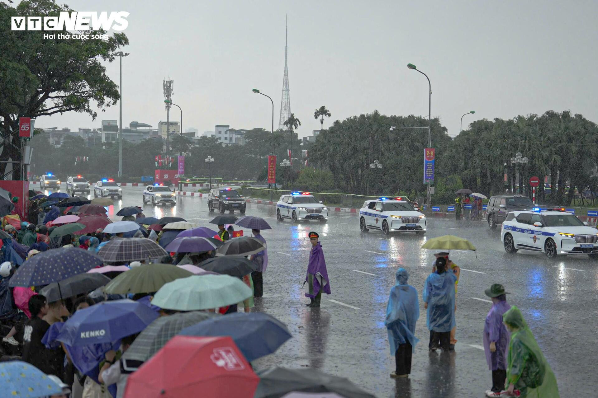 Xe pháo, tên lửa tiến vào trung tâm Hà Nội trước giờ sơ duyệt diễu binh A80 - 12