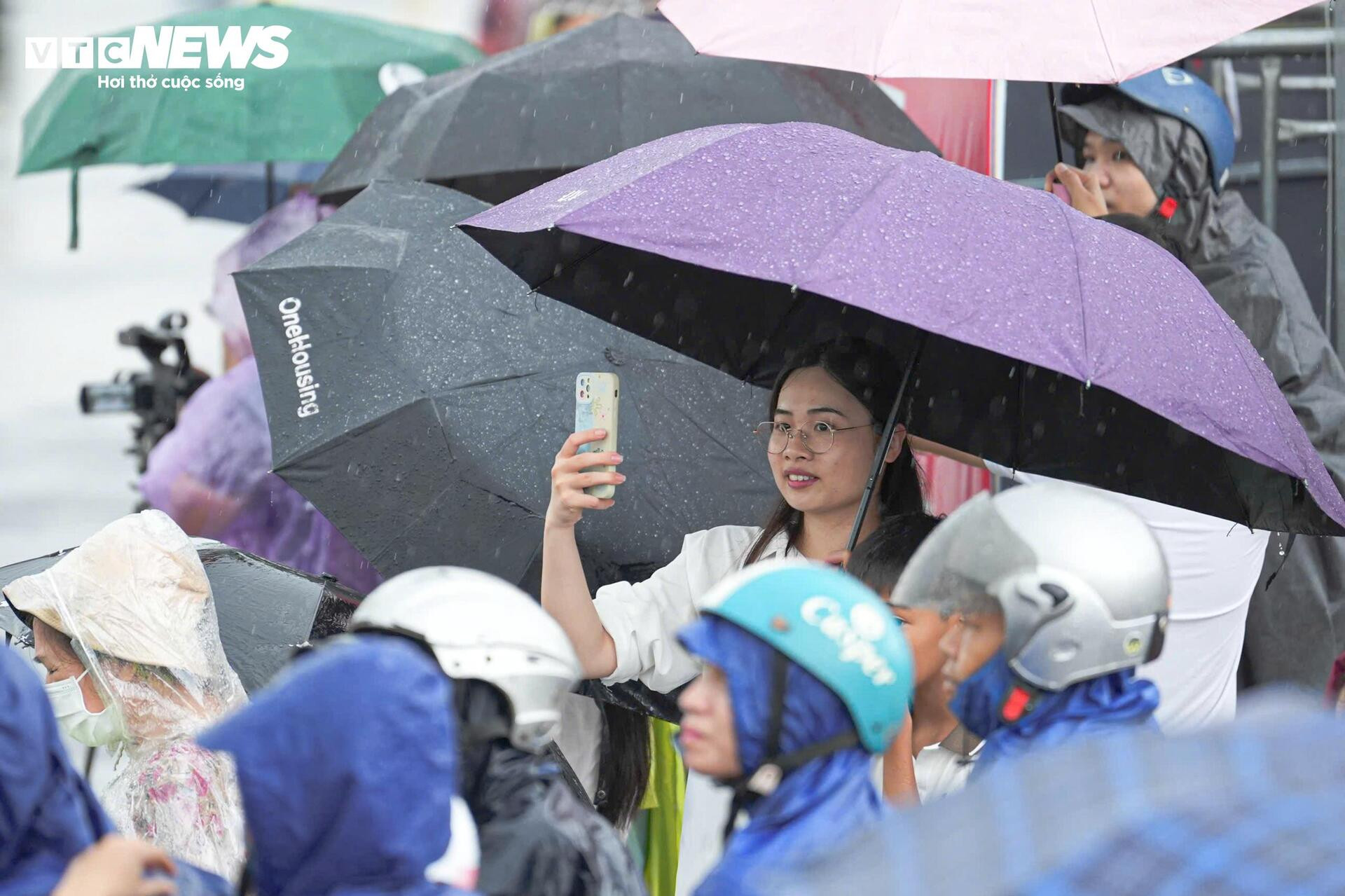 Xe pháo, tên lửa tiến vào trung tâm Hà Nội trước giờ sơ duyệt diễu binh A80 - 9