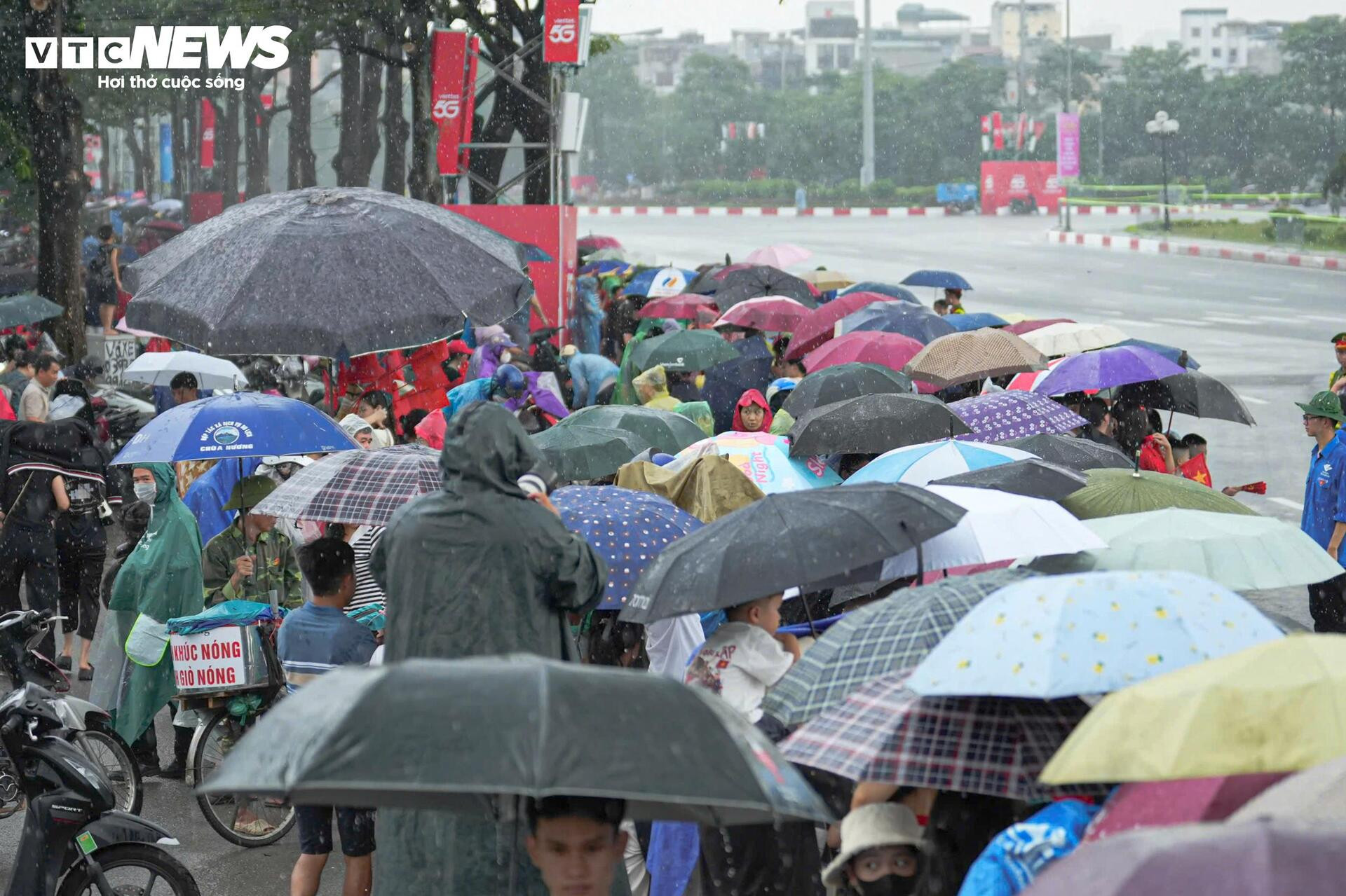 Xe pháo, tên lửa tiến vào trung tâm Hà Nội trước giờ sơ duyệt diễu binh A80 - 10